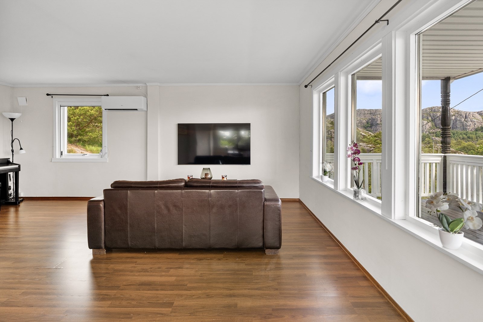 Romslig og lys stue med god plass til ønsket møblering Galleribilde