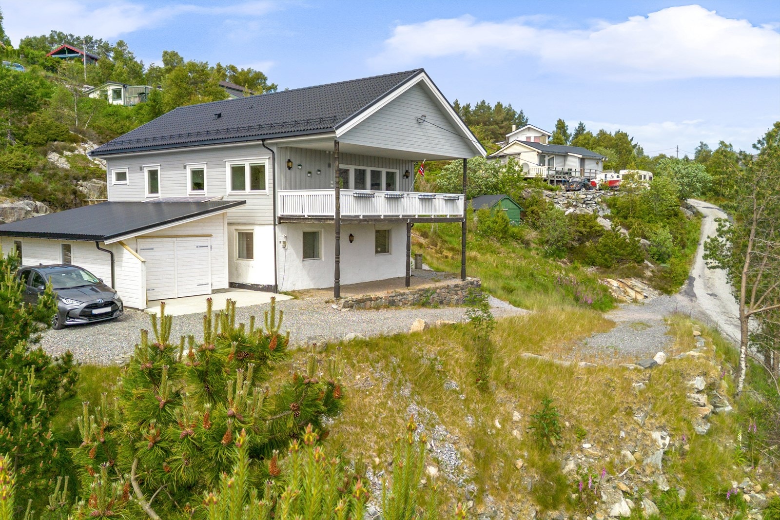 Godt med biloppstillingsplass på eiendommen Galleribilde