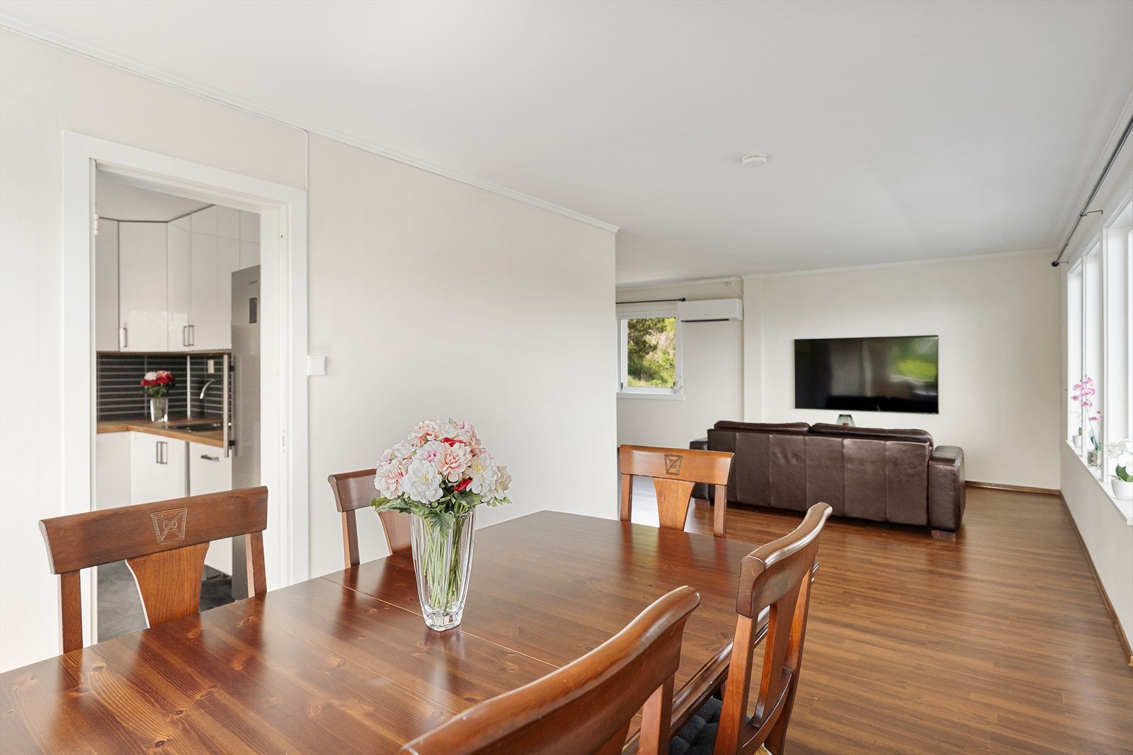 Spisestue like utenfor kjøkkenet Galleribilde