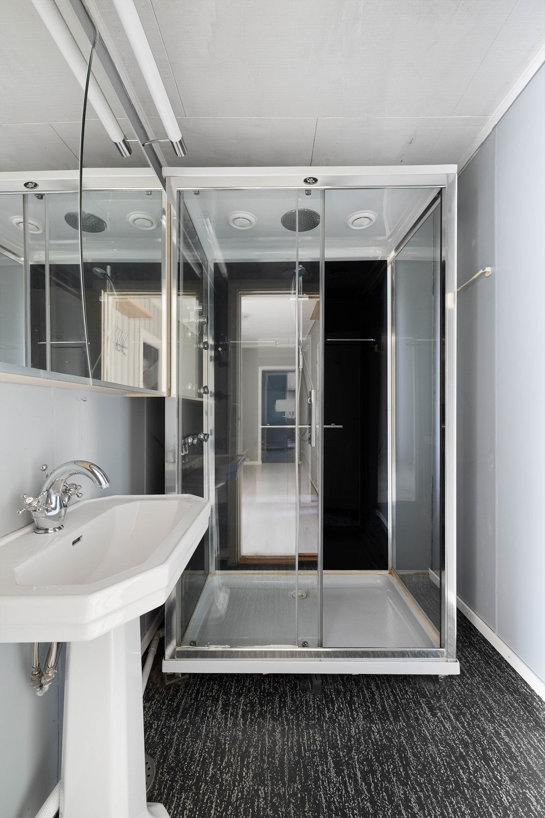 Badet er i senere år oppgradert med nye overflater på gulv og vegger samt nytt sanitærutstyr inkludert stort dusjkabinett som kan lukkes helt. Galleribilde