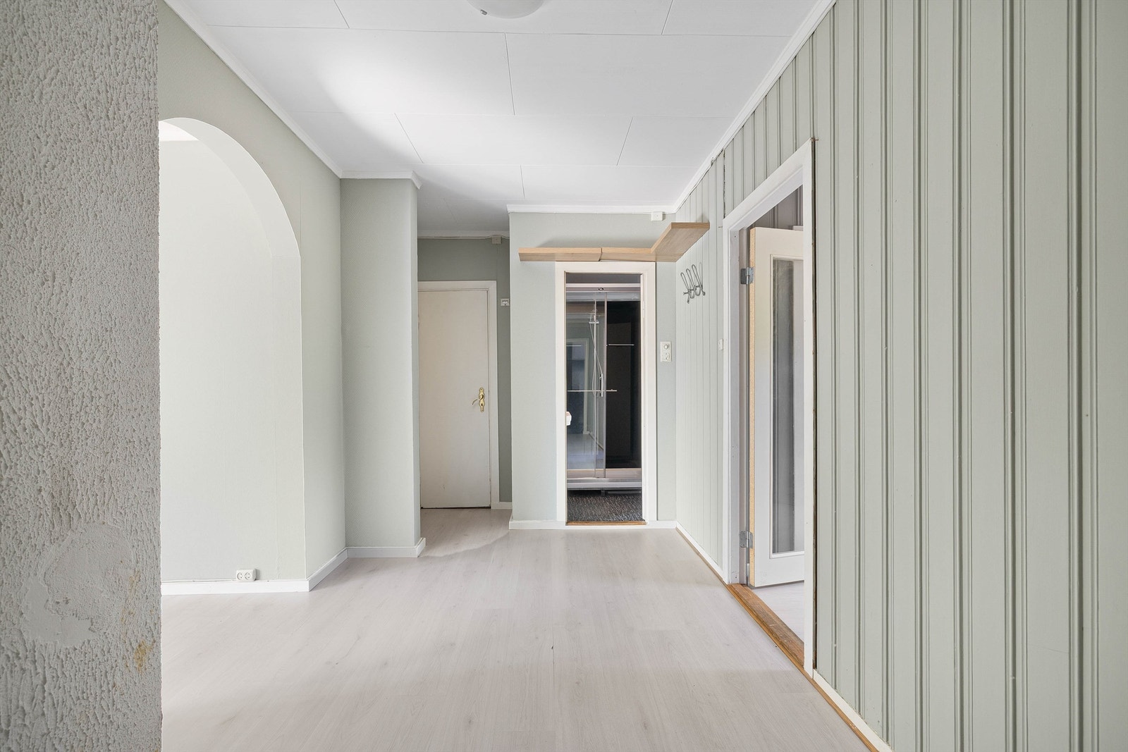 Badet og etasjens to soverom er samlet i praktisk nærhet omkring gangen. Galleribilde