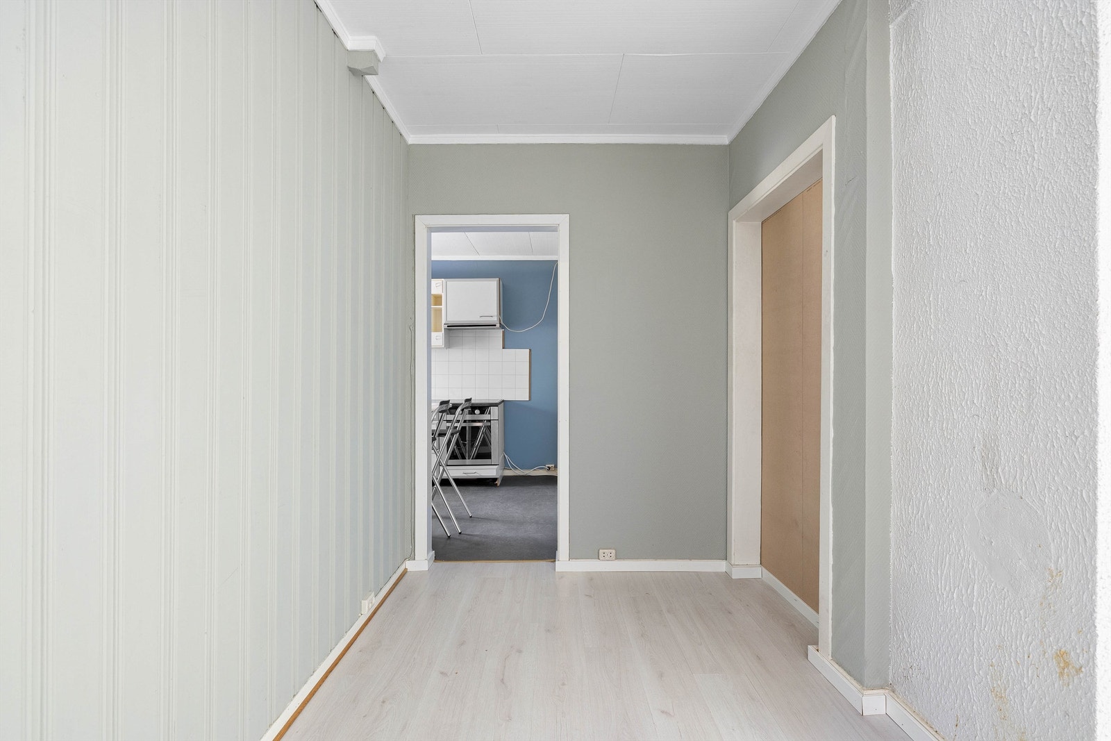 Tidligere gjennomgang mellom gangen og stuen er forblendet i anledning oppussing. Galleribilde
