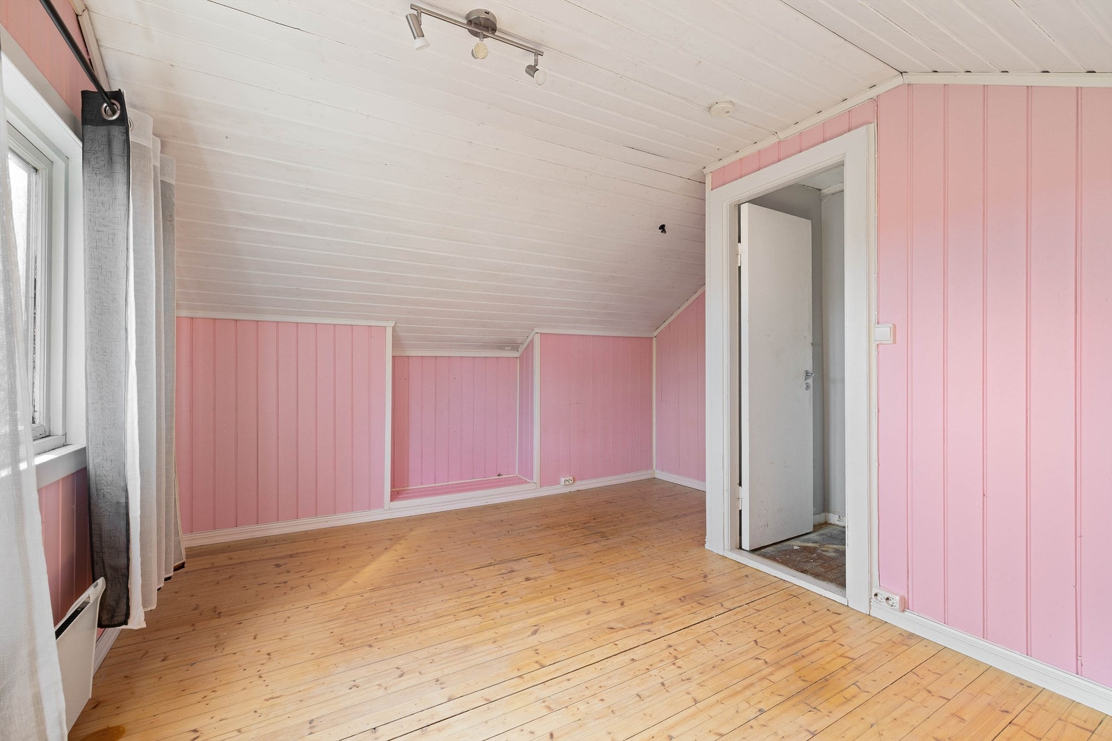 I loftsetasjen inngår også et større uinnredet rom med lagringsmuligheter. Galleribilde