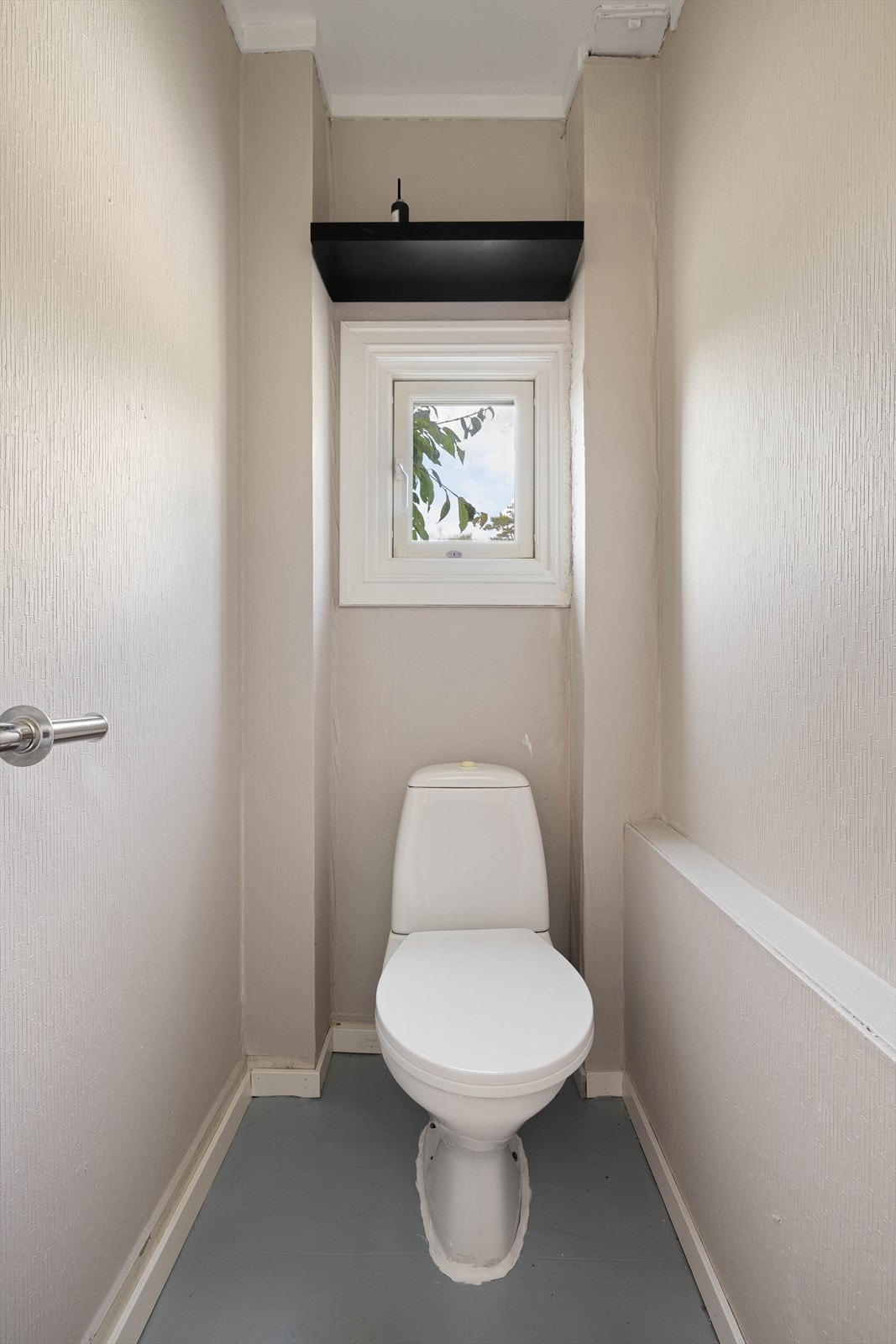 Klosett står i separat toalettrom, vegg i vegg med badet. Galleribilde