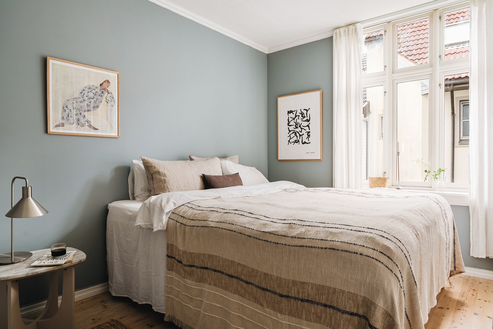 Soverommet vender mot et stille bakområde og føles tilbaketrukket og privat - et svalt rom for hvile og oppladning, med plass til både dobbeltseng, garderobe og rolige morgenrutiner. Galleribilde