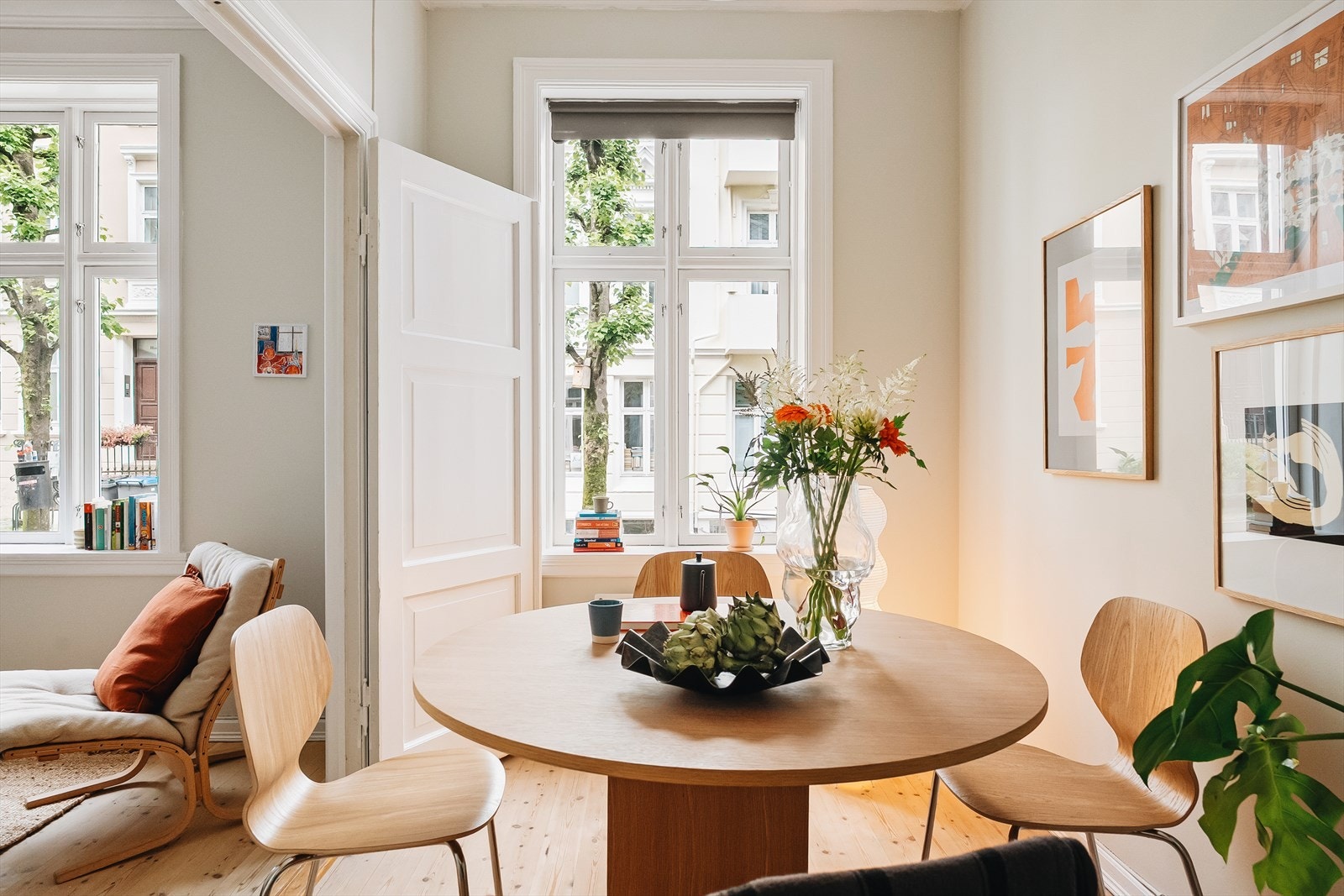 Stuen er et rom som forandrer seg med lyset - fra myke morgener til gyllen ettermiddag. De doble dørene åpner for sosialt liv, eller lukker igjen for ro og avkobling. Galleribilde