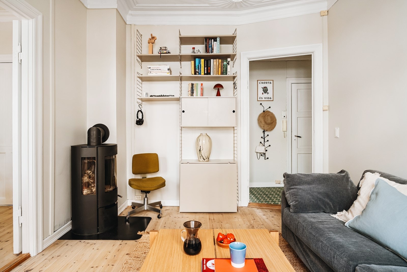 En stue med rom for samtaler, lesing og ild i ovnen. Her kan du ha selskap eller være alene - med like mye ro i begge deler. Galleribilde