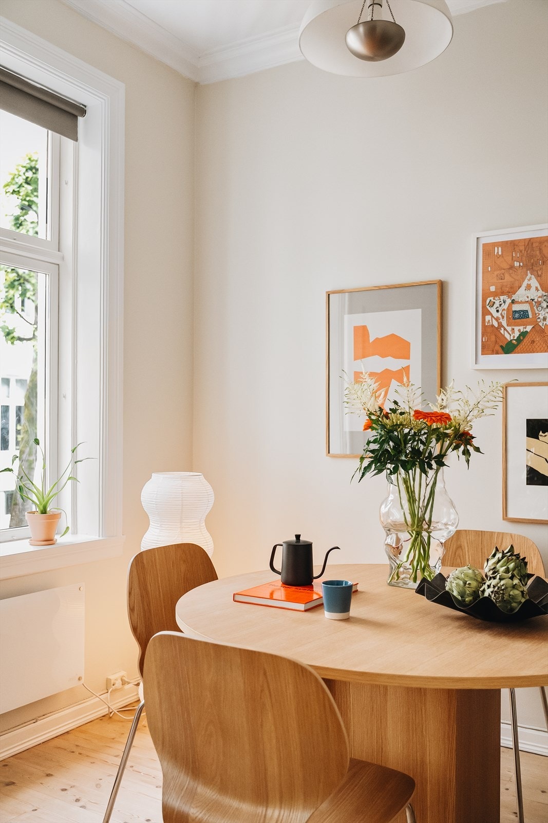 Vinduene er fra 1997 og 2017 - med isolerglass og gode lysforhold. Galleribilde