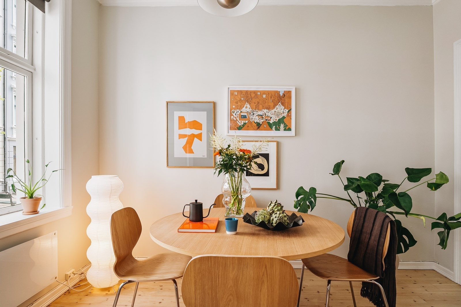 Dørstokkene mellom rommene bærer spor av historiene som er skapt her, og selv i en travel hverdag tilbyr boligen et pust av stillhet midt i byen. Galleribilde