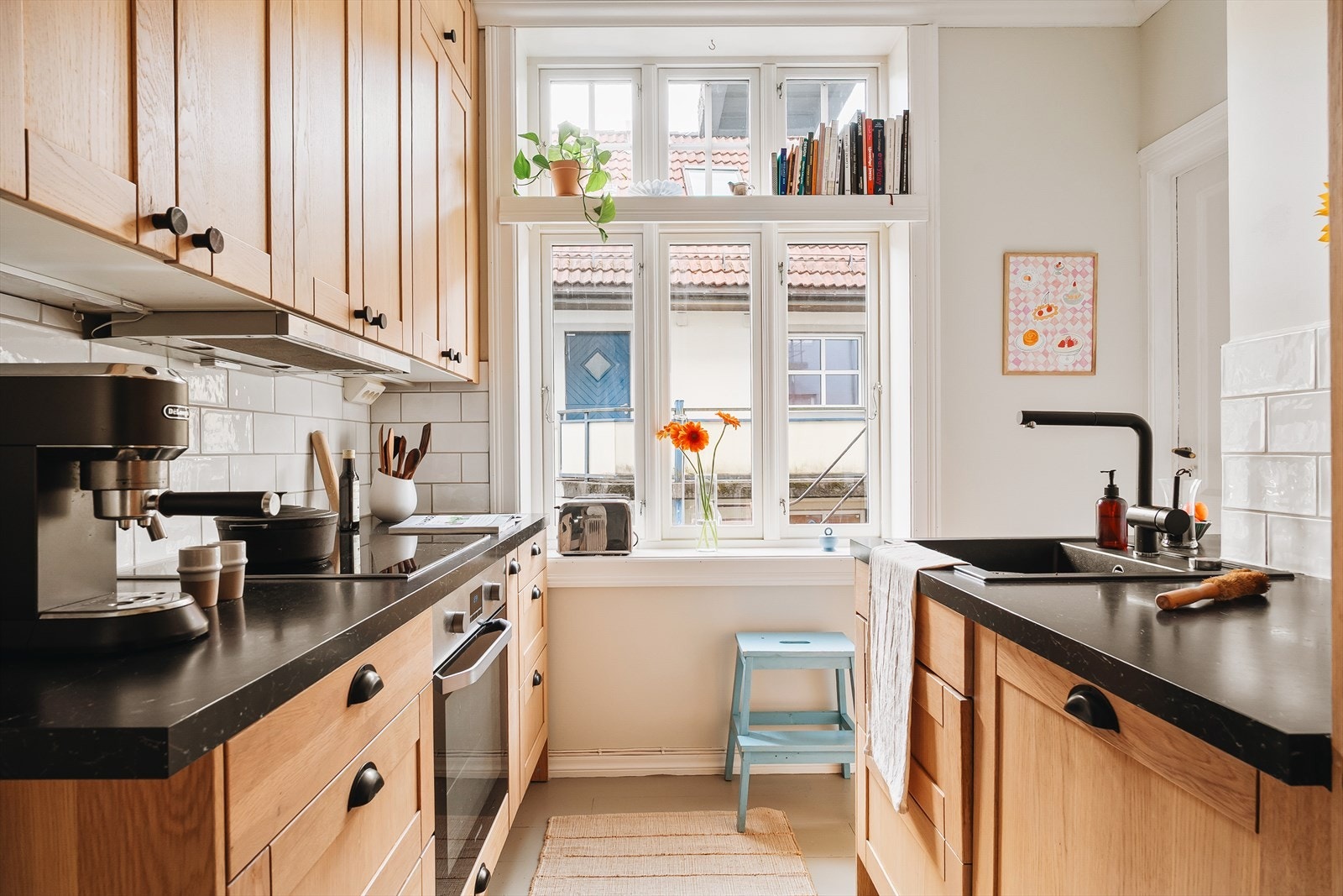 Kjøkkenet fra 2020 er utstyrt med integrerte hvitevarer, benkeplate i laminat og har et arealeffektivt design med høyskap som går helt opp til taket og skuffer i sokkelen. Galleribilde