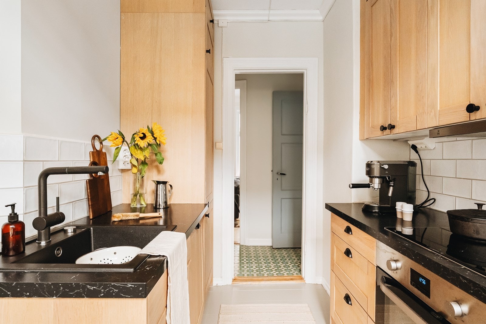 Kjøkkenet ble oppgradert i 2020 med Epoq-innredning som balanserer det moderne og personlige. Profilerte fronter og fliser over benken gir varme og karakter, med integrerte hvitevarer og god flyt mot stue og sosiale soner. Galleribilde