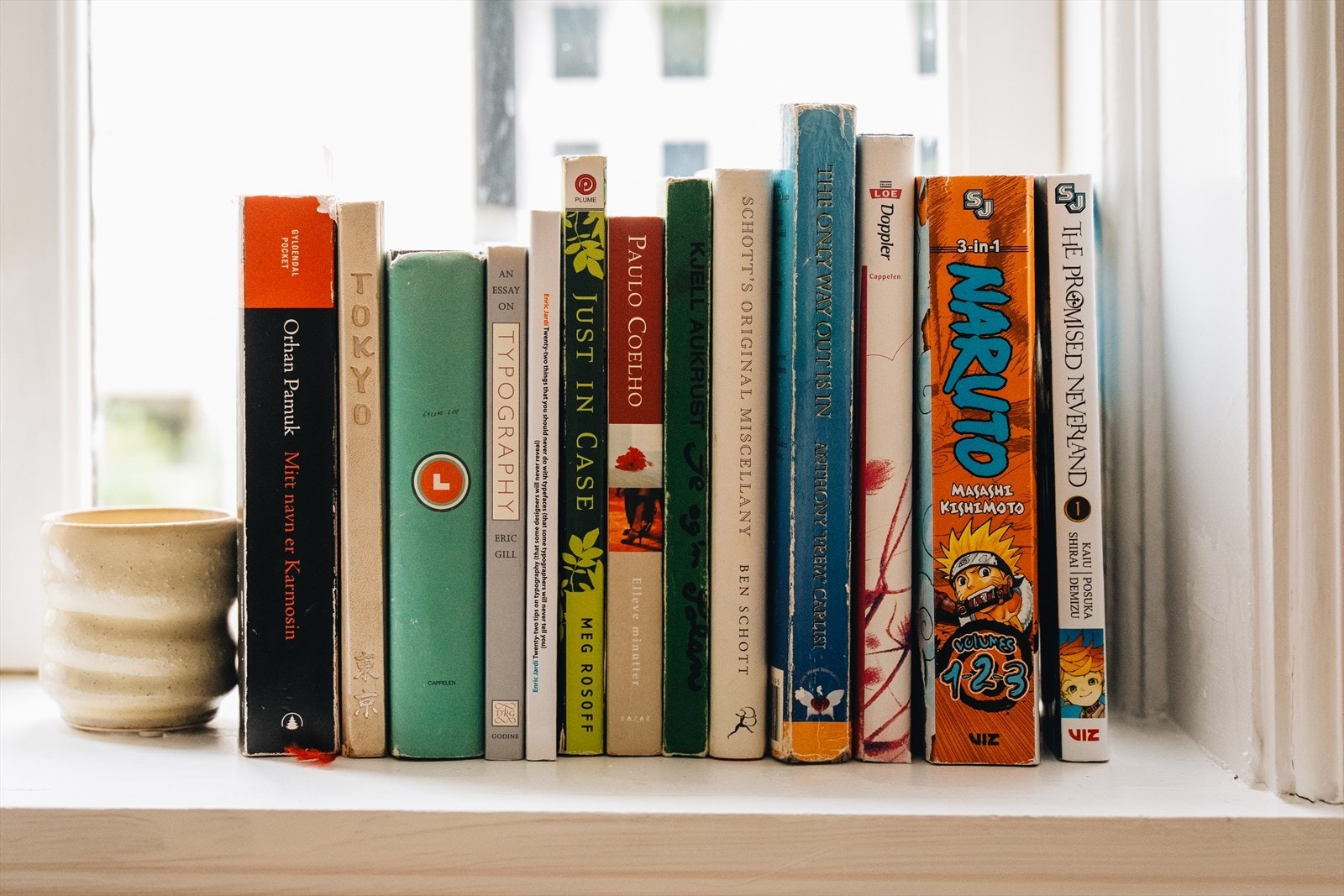 Som i en roman av Tove Jansson finner du ro og rytme her - med naboer på benken, lyset over gulvet og livet som går i ring. Et hjem med sjel og hverdagsmagi, hvor små øyeblikk får plass, som hos Knausgård - midt i byen, men helt for seg selv. Galleribilde