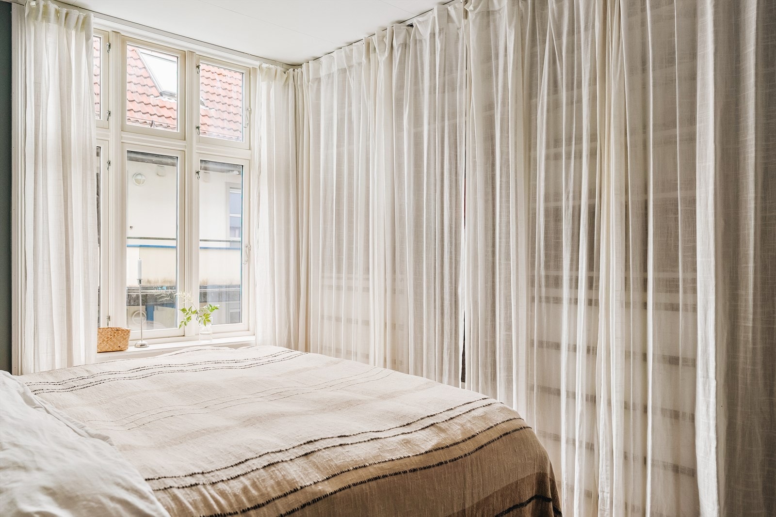 De dempede flatene, god plass og rolig utsyn gjør hovedsoverommet til mer enn bare et sted å sove - det er et rom for pause, pust og egne øyeblikk. Galleribilde