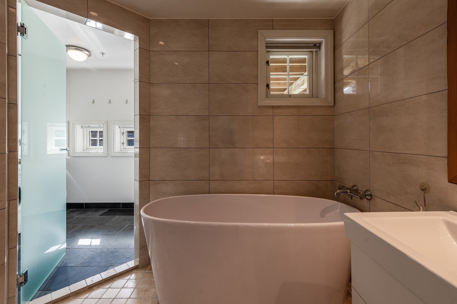 Bad med to nedfelte servanter, badekar og dusjhjørne Galleribilde