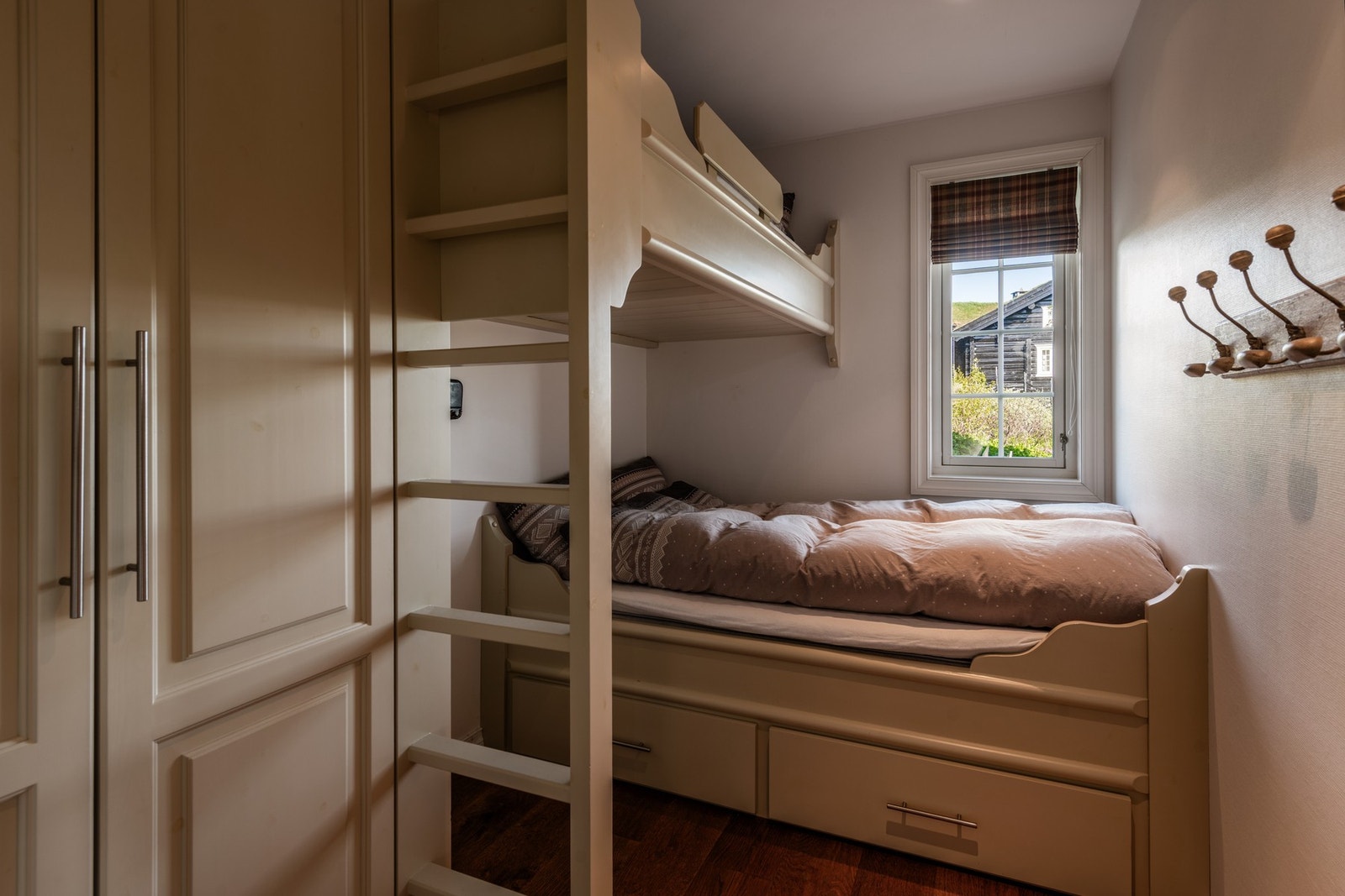 Soverom med god sengeplass og garderobeskap Galleribilde