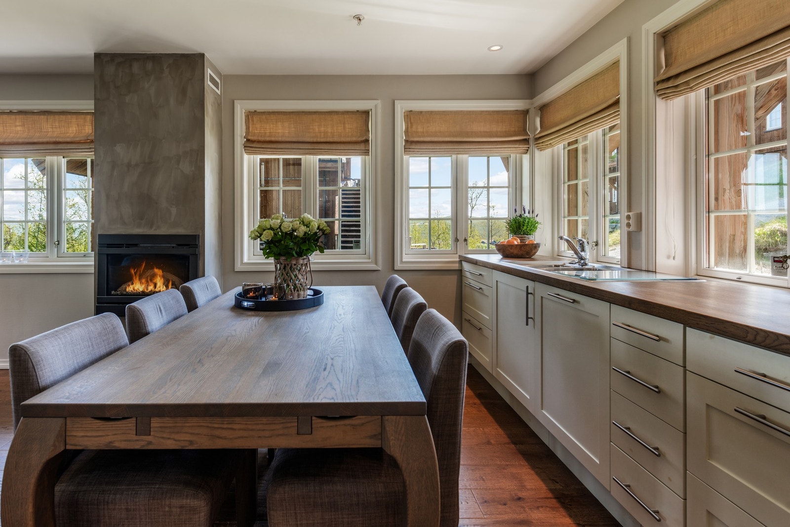 Store vindusflaten sørger for godt med naturlig lys Galleribilde