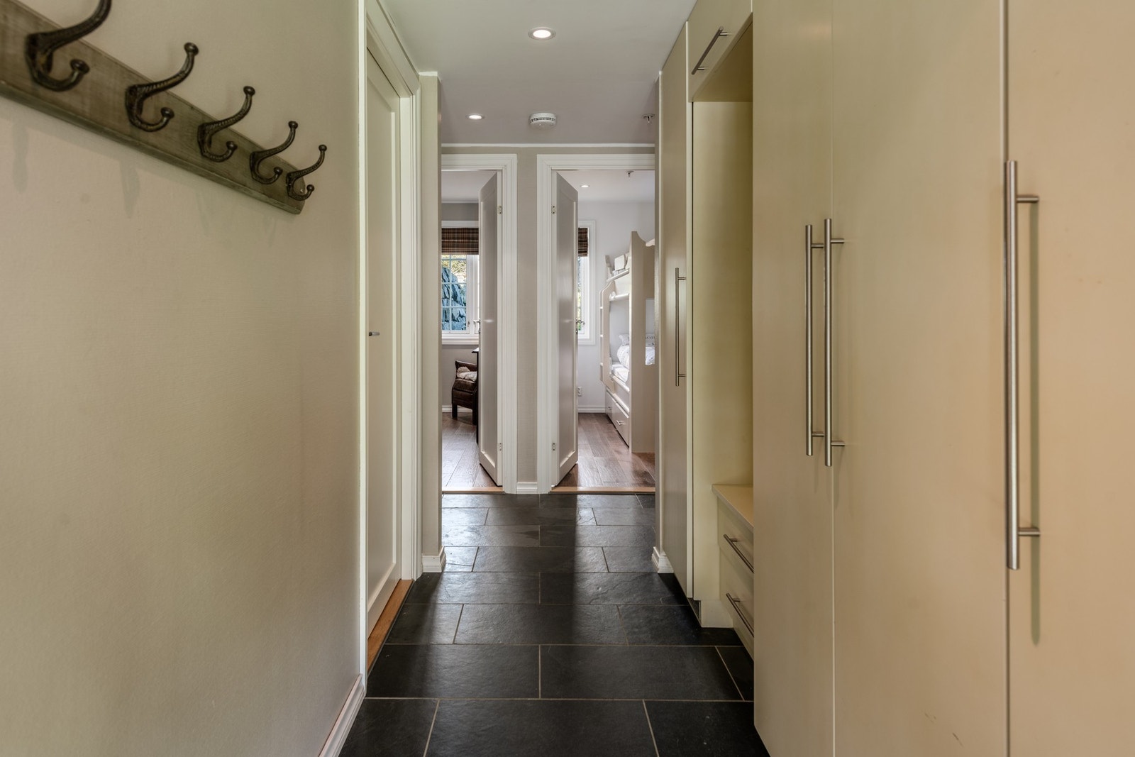 Entrè med store garderobeskap Galleribilde