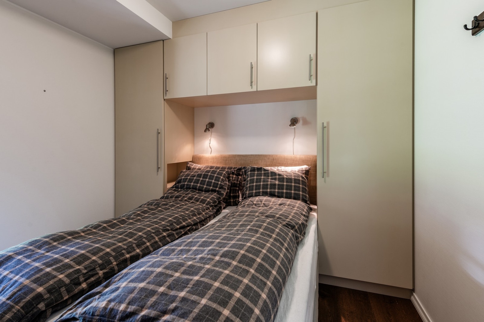 Soverom med pene, praktiske skap Galleribilde