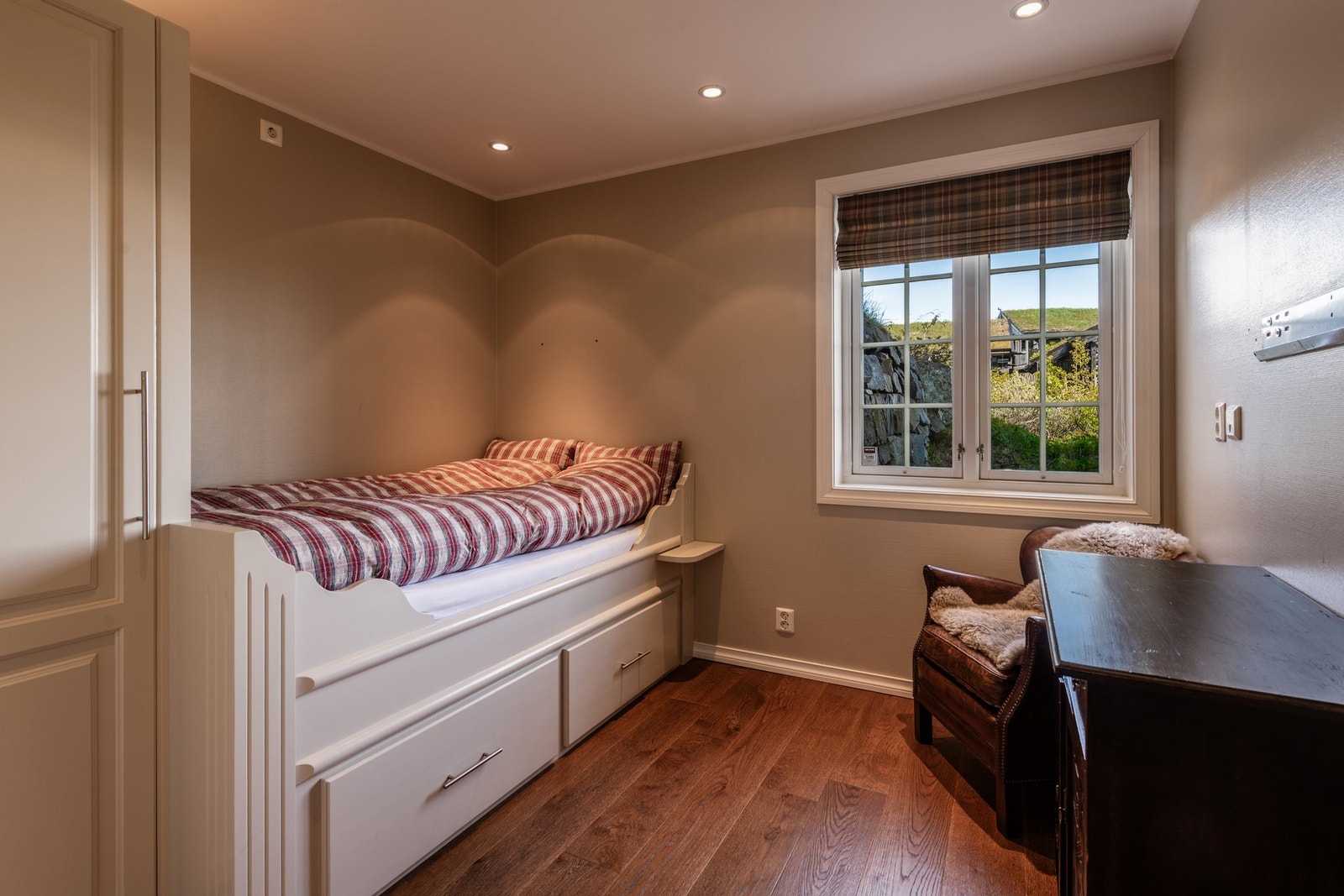 Romslig soverom med garderobeskap Galleribilde