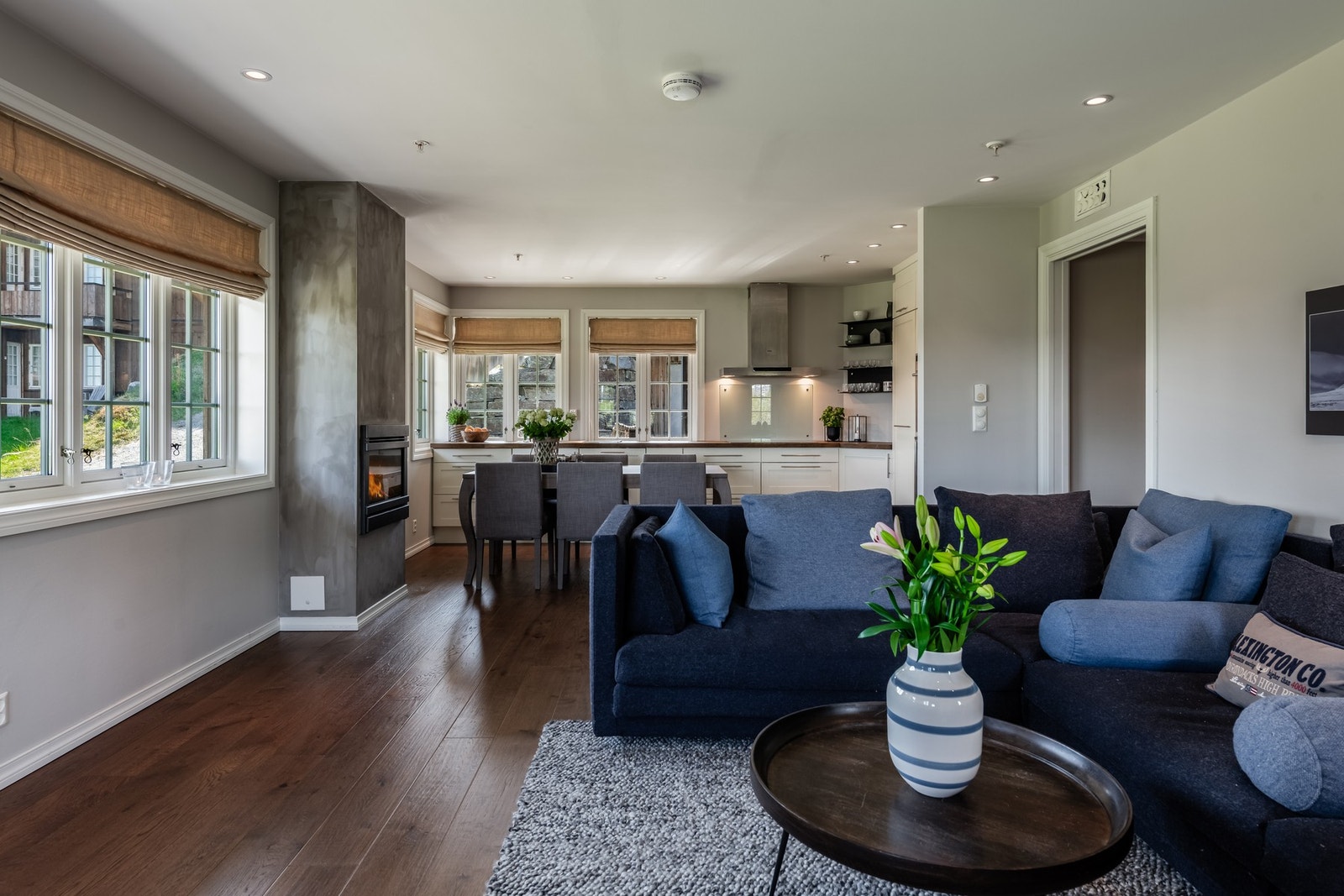 Åpen løsning fra stuen til spisestue og kjøkken Galleribilde