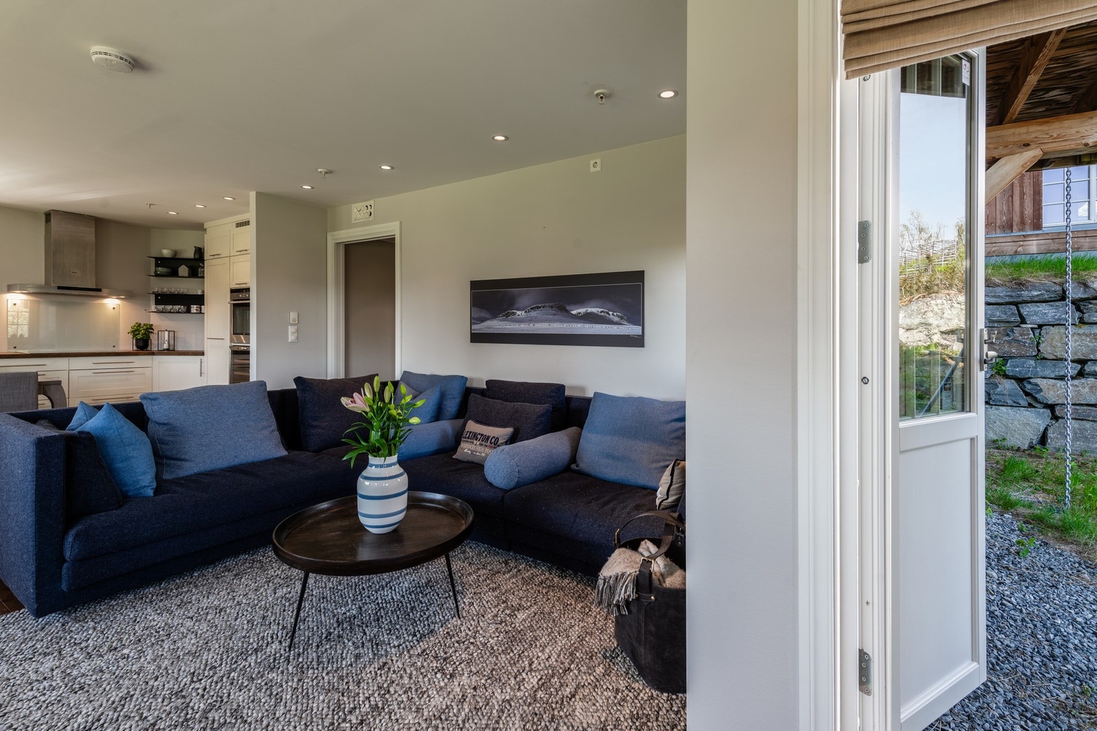 Fra stuen er det utgang til uteareal på grunn Galleribilde