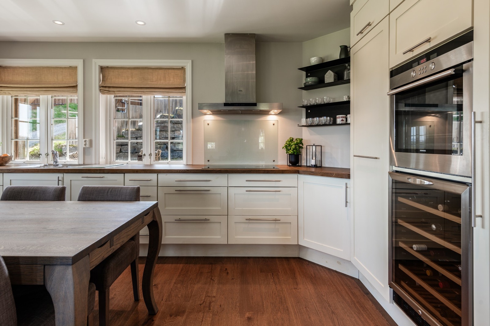 Lekkert kjøkken med god benkeplass og integrert vinskap Galleribilde