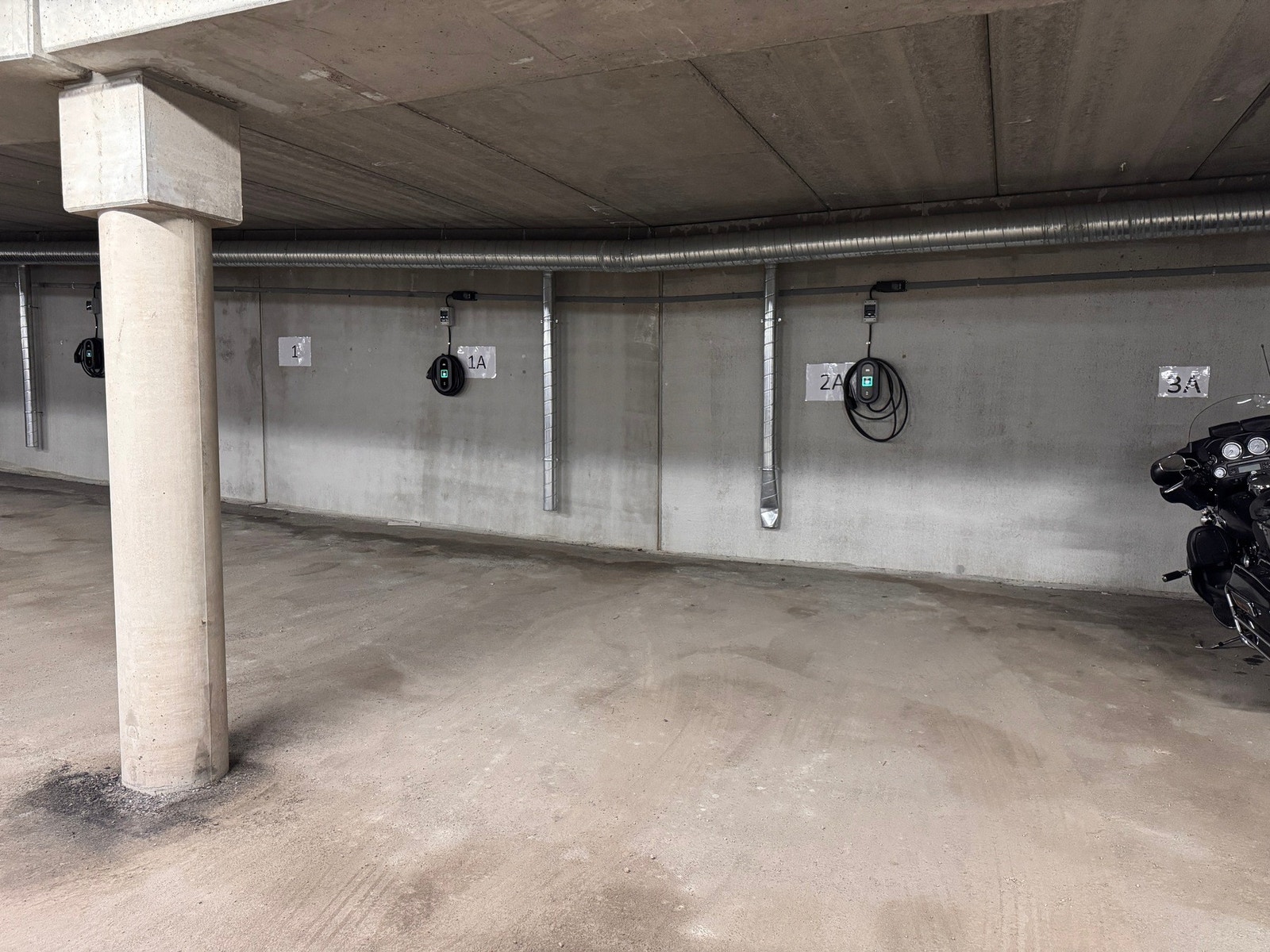 Garasjeplass med elbil-lader i felles anlegg Galleribilde