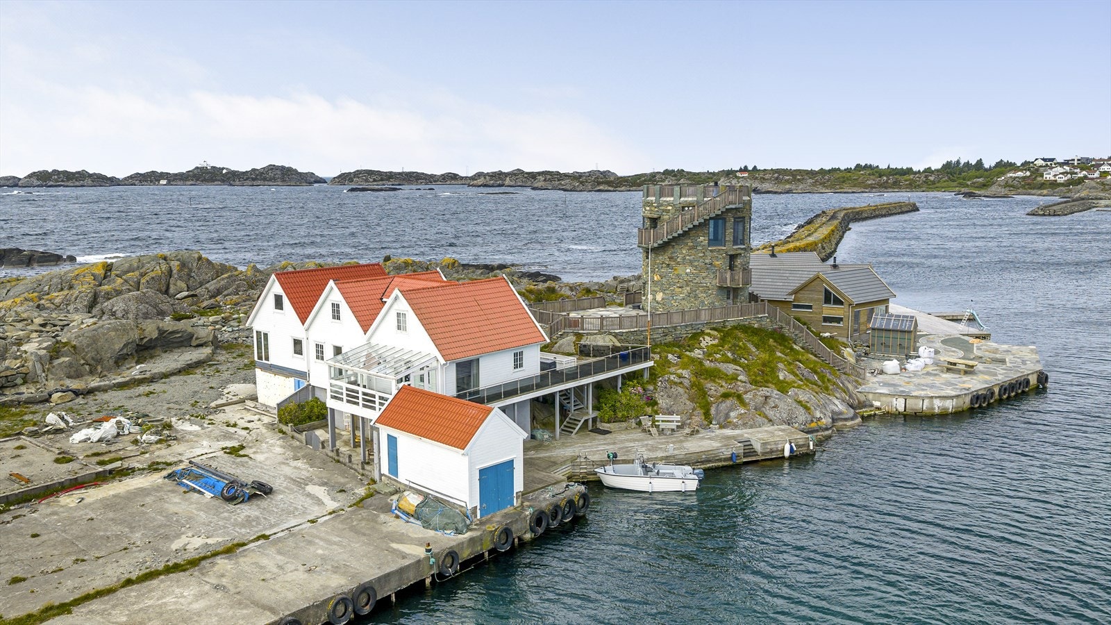 Vest for eiendommen ligger "Tanken" - Et landemerke på Skjåholmen, som opprinnelig tilhørte en gammel sildeoljefabrikk. Galleribilde