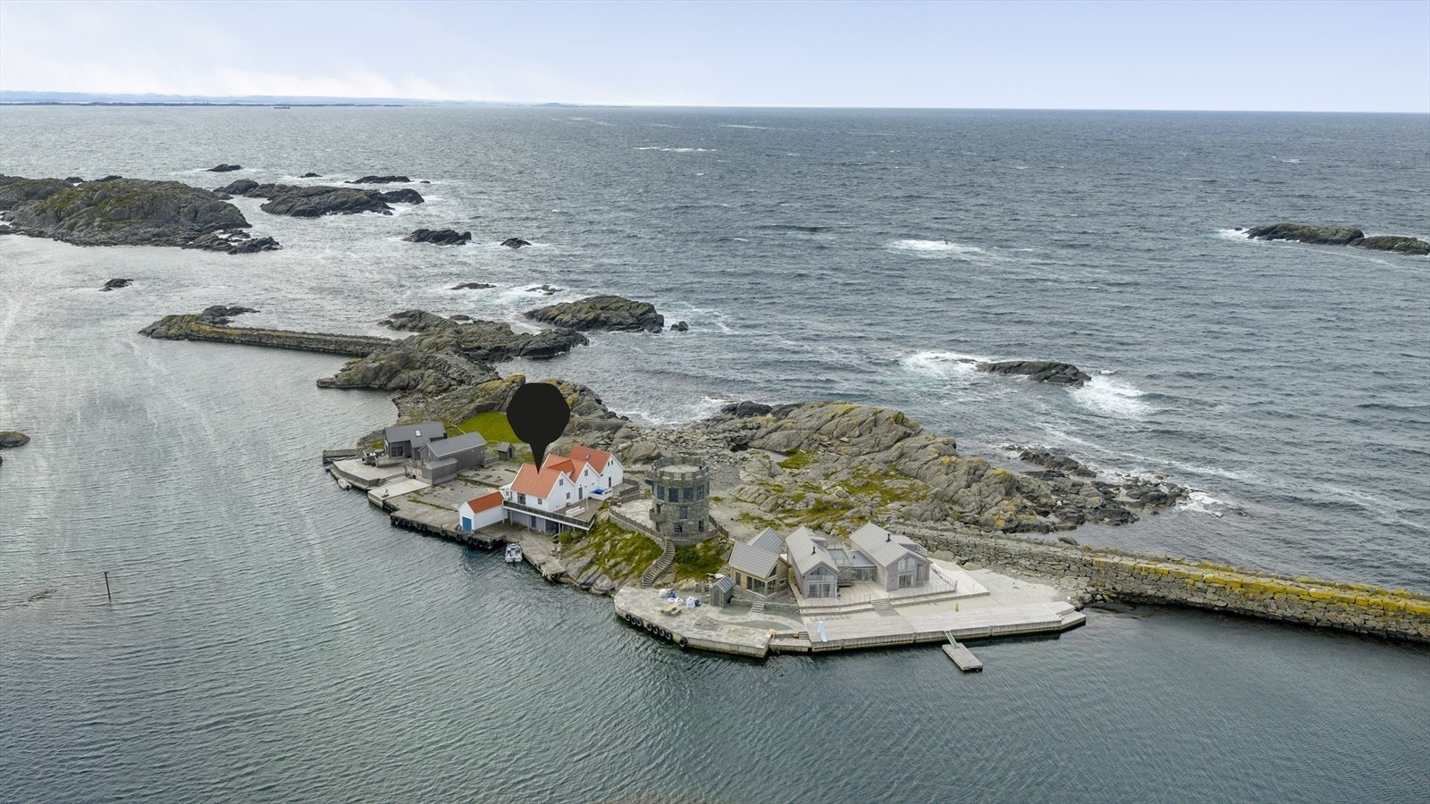 Velkommen til Sjåholmen 12 - En meget spennende eiendom beliggende i spektakulære omgivelser på øya Skjåholmen, kun et lite stykke syd-øst for Skudeneshavn sentrum. Galleribilde