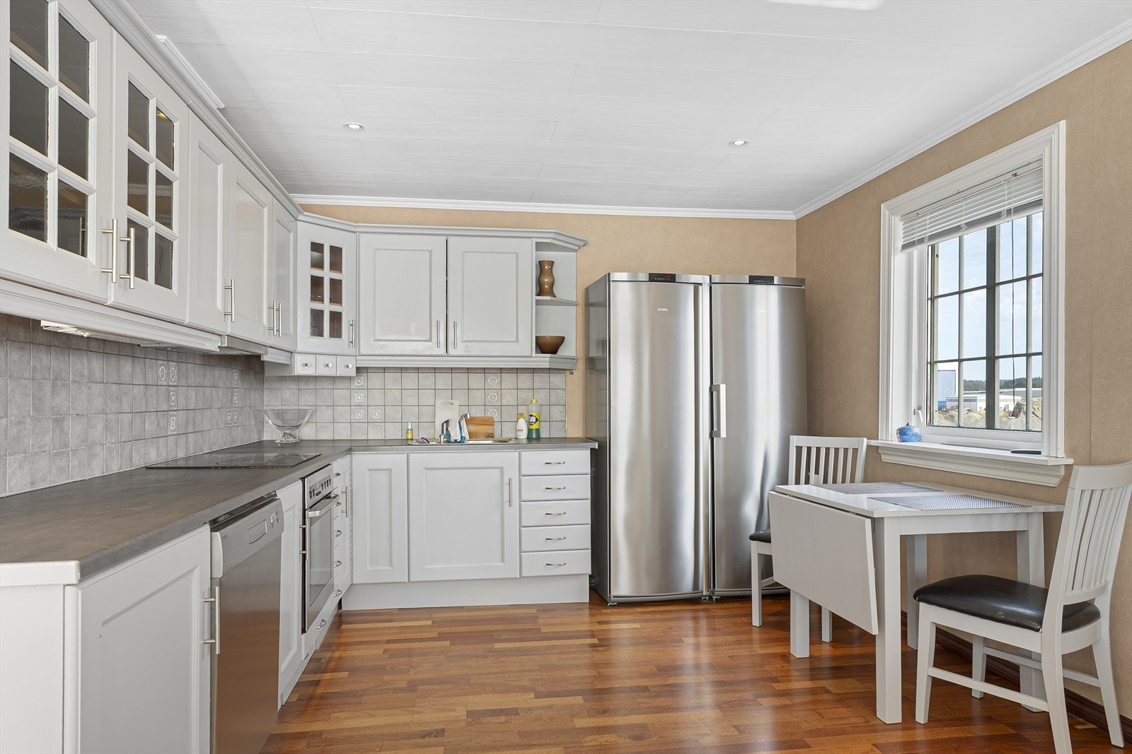 Tilleggsdel innredet som kjøkkenavdeling med innredning fra Møre i hvit utførelse. Galleribilde