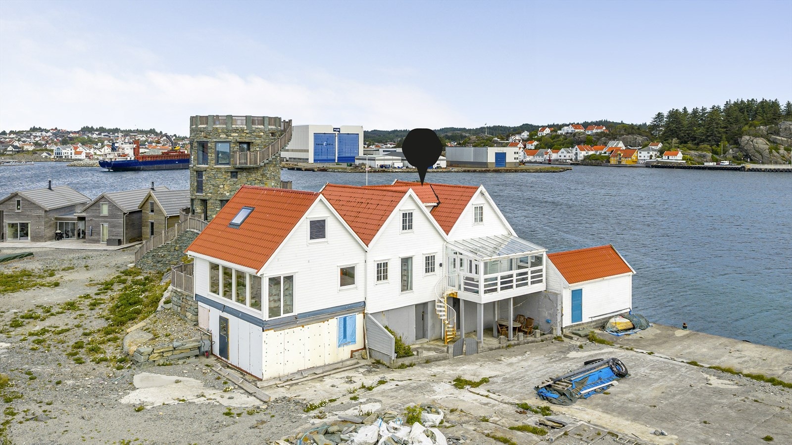 Bygget som selges er 2/3 av et vertikaldelt sjøhus. Merk at dette er ikke er søkt om eller godkjent som fritidsbolig. Galleribilde