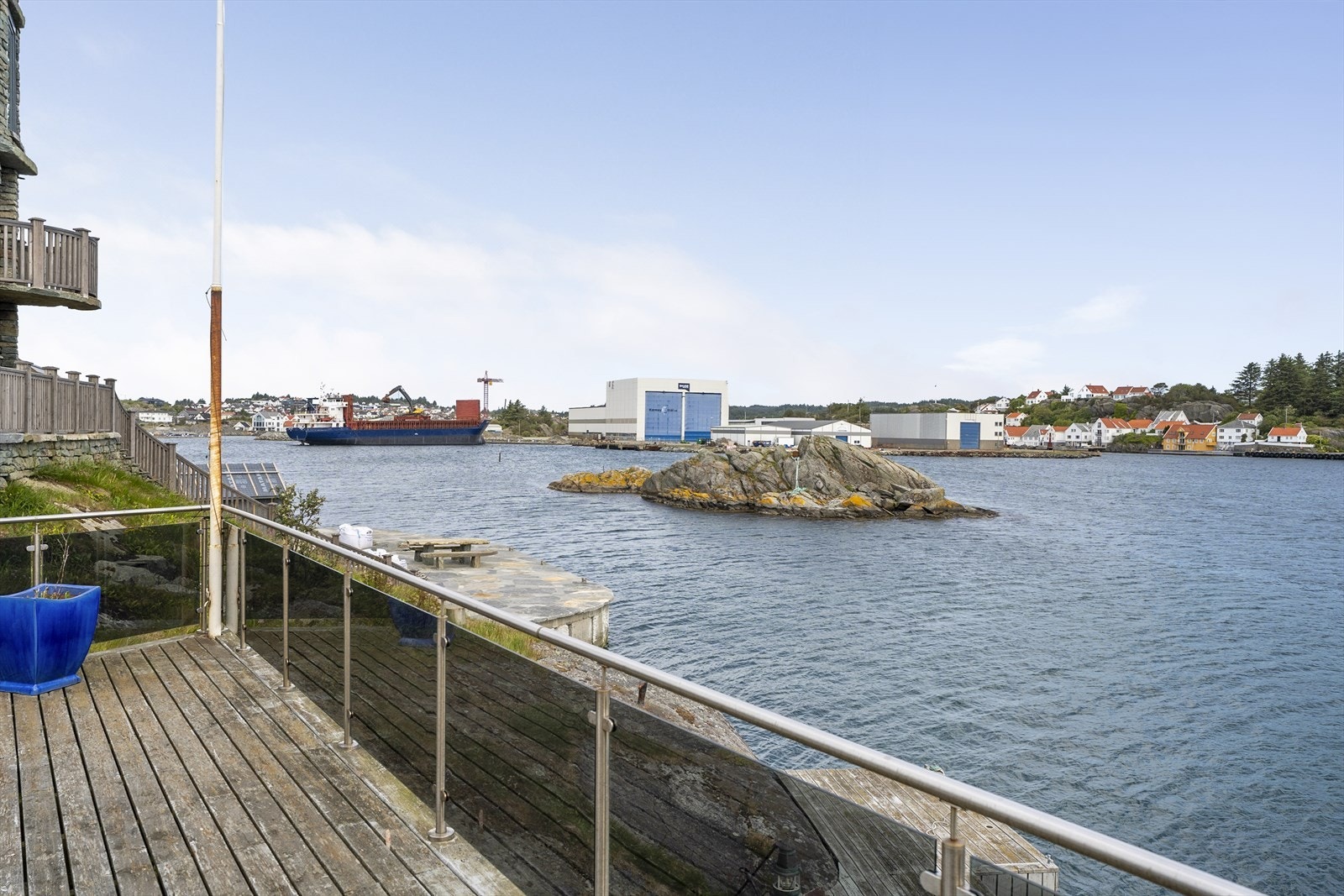 Fra eiendommen har dere fri og vakker utsikt havnebassenget i nord og havet i sør. Galleribilde