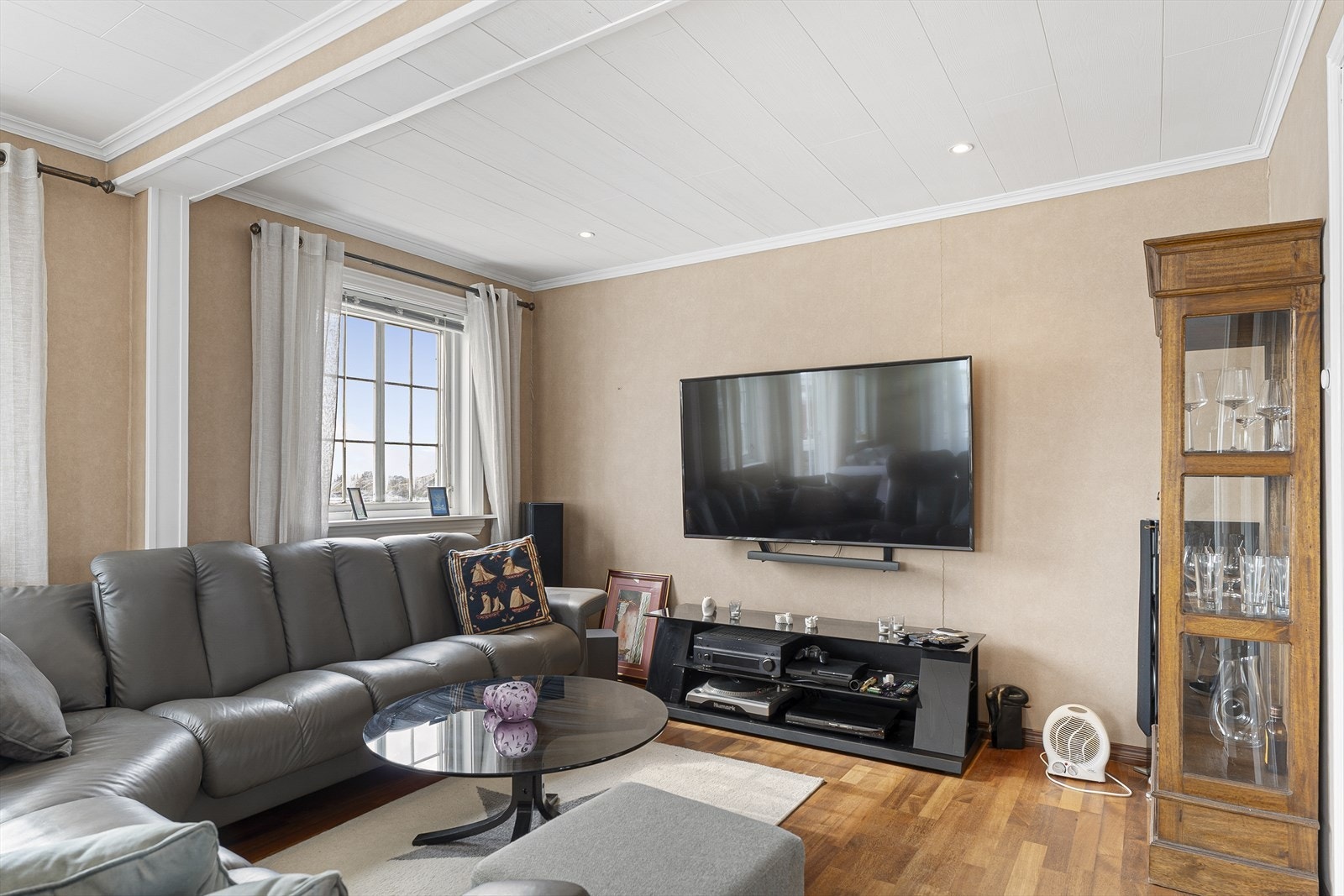 Mange vindusflater gir godt med naturlig lys. Galleribilde