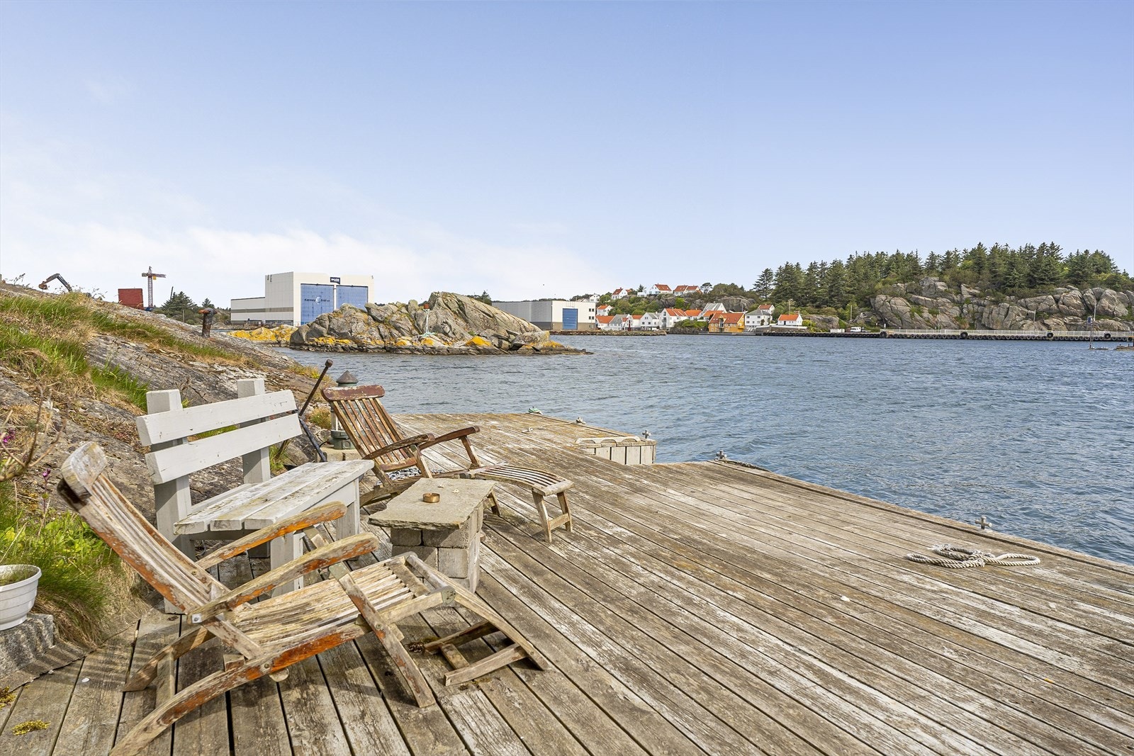 Når du kjenner at behovet for å være sosial eller påfyll av dagligvarer melder seg, er det fint å vite at Skudeneshavn bare ligger en liten båttur unna. Galleribilde