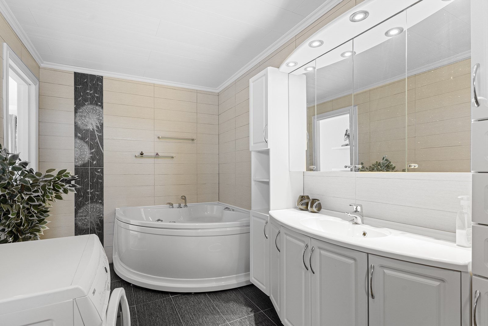 Rommet har fliser på gulv- og veggoverflater. Det er varmekabel i gulvet. Galleribilde