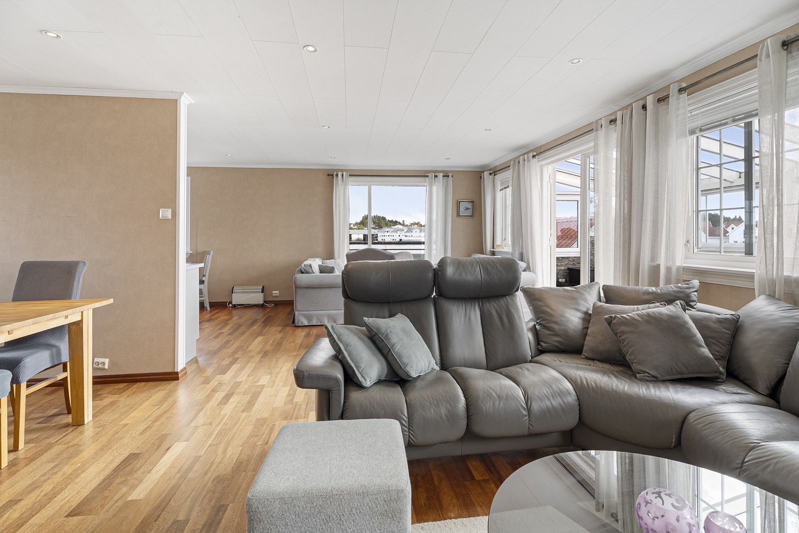 Rommet har flere innredningsmuligheter og god plass til både sofa og spisegruppe. Galleribilde