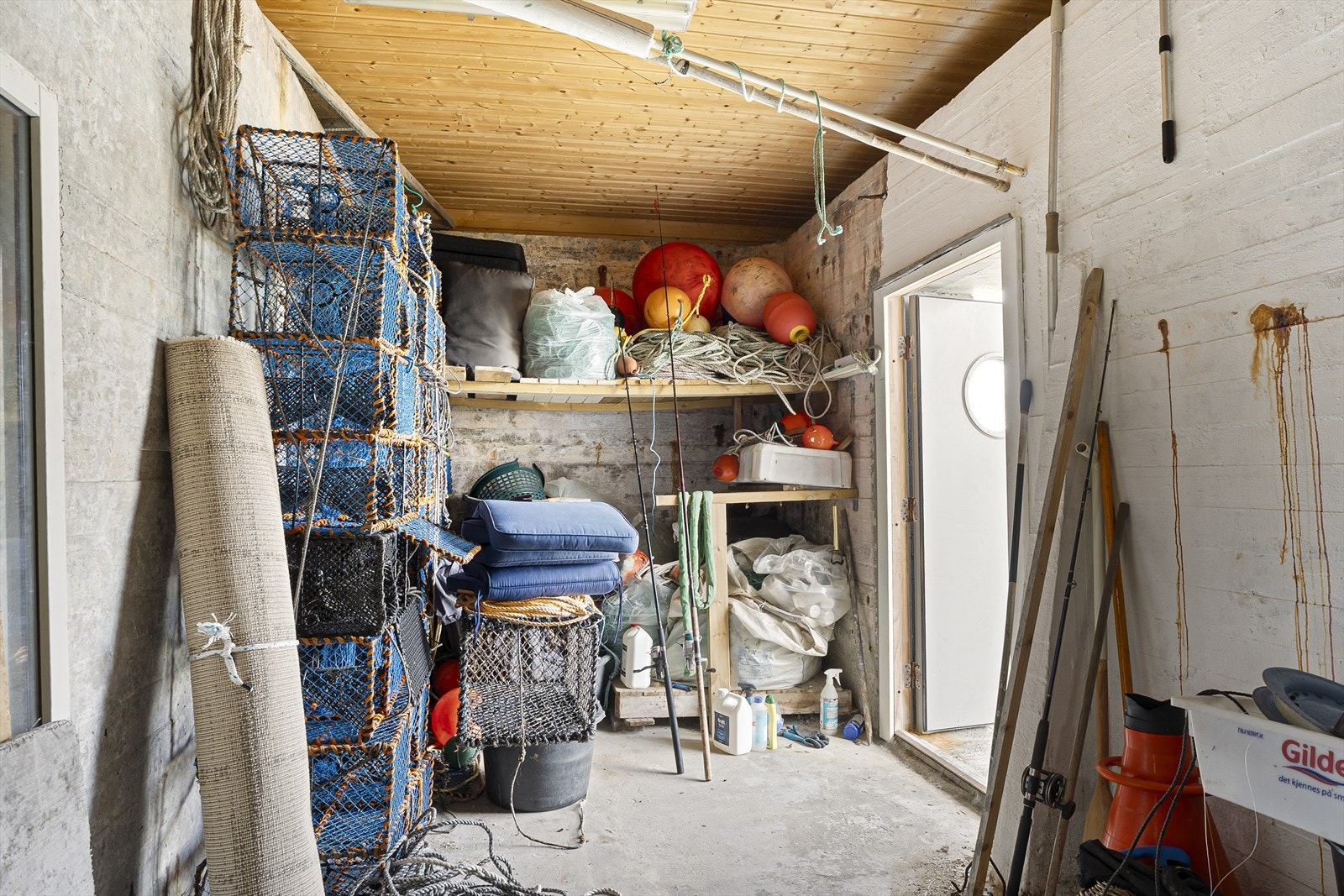 Her finner dere to store boder med masse lagringsplass for fiskeutstyr og andre ting. Galleribilde