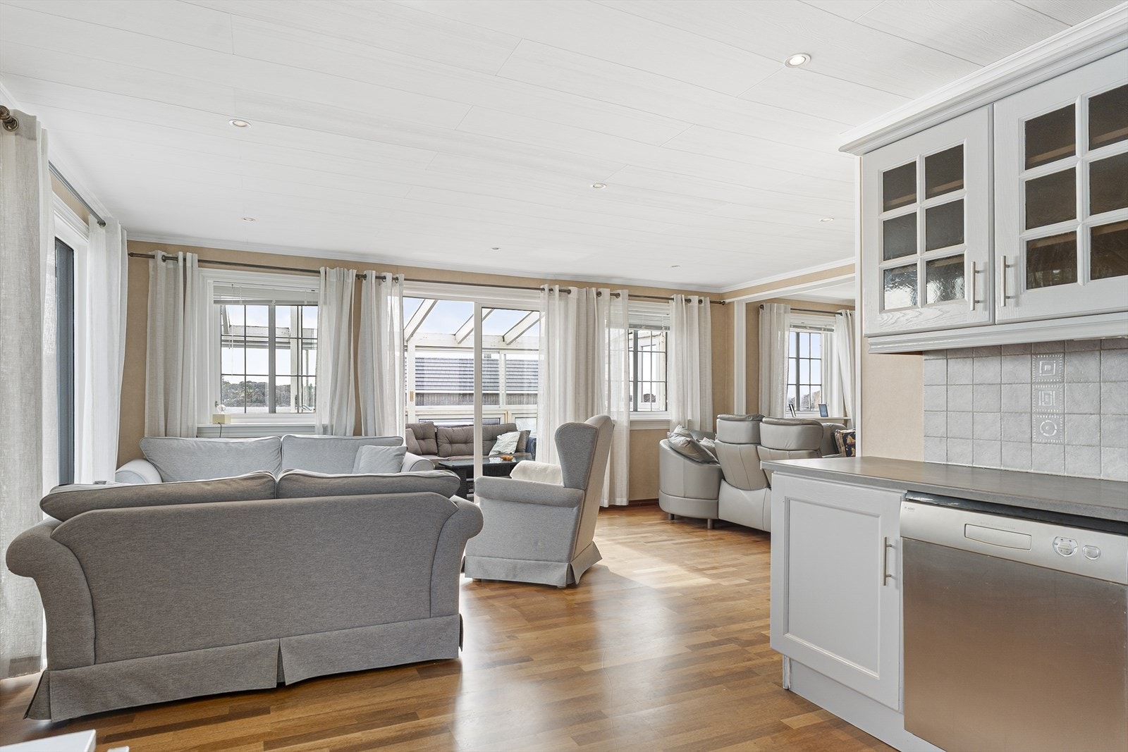 Rom innredet som stue og kjøkken i åpen løsning. Galleribilde