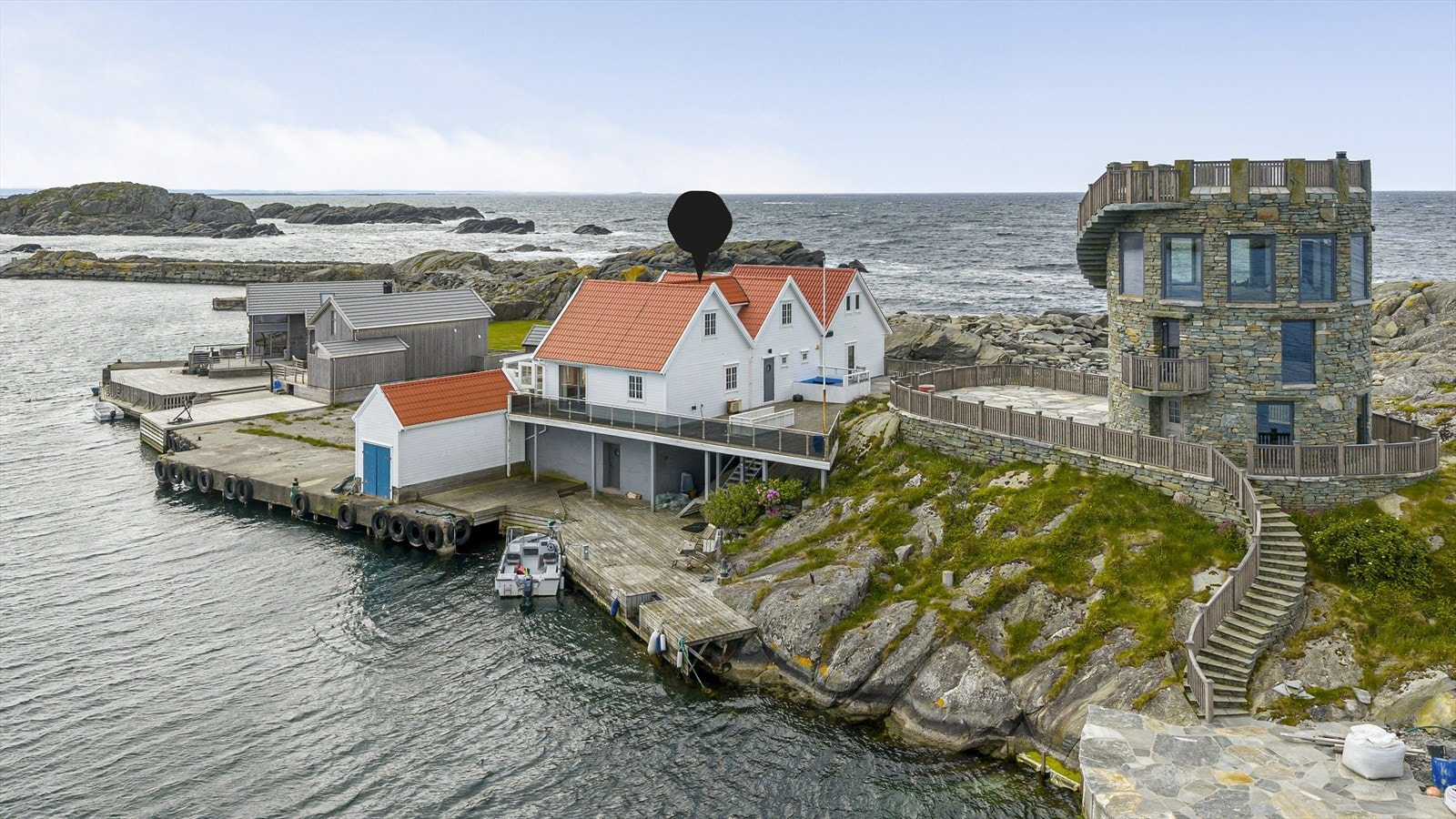 På Sjåholmen finner du ikke striglede eplehager og hvite stakittgjerder, men hav, stein, vær og vind - Et nærvær av elementene som virkelig setter seg i kroppen. Galleribilde