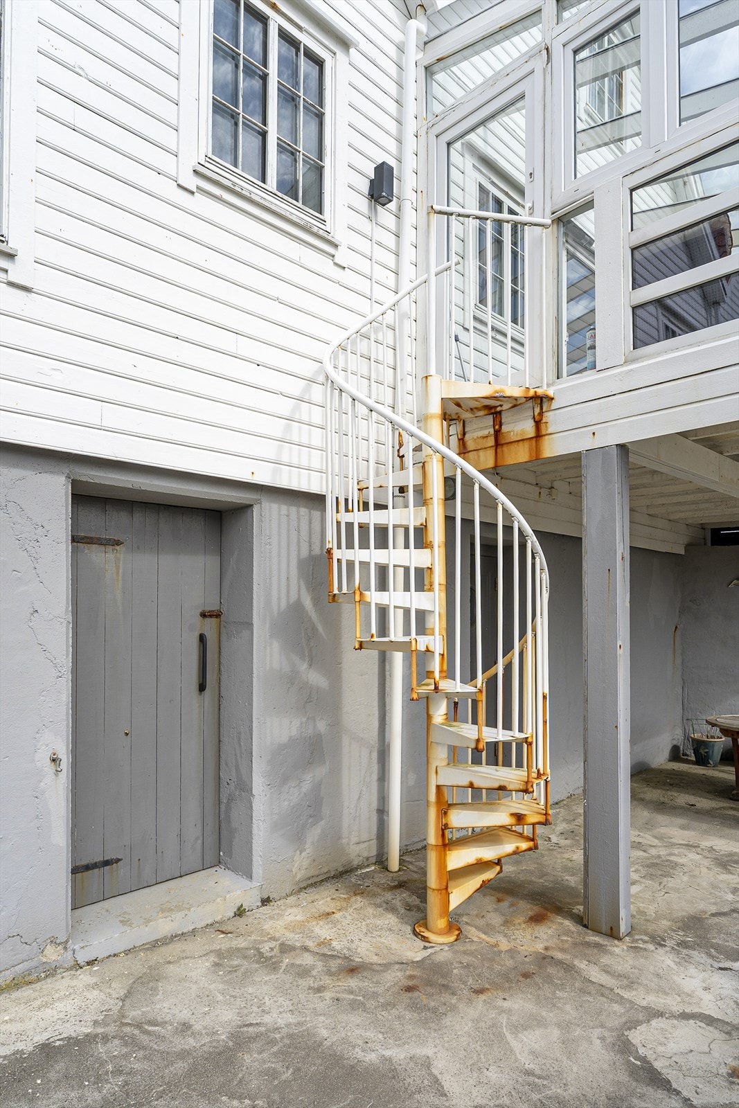 Fra hagestuen er det etablert en vindeltrapp ned til kaien. Galleribilde