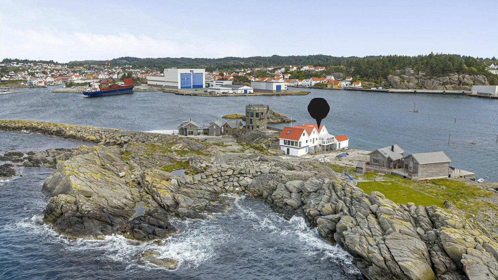 Beliggenheten mot nord gir le mot havvinden og de store moloene på hver side av øya temmer bølgene fra sør. Farvannet på nordsiden av øya er således forholdsvis rolig og skjermet. Galleribilde