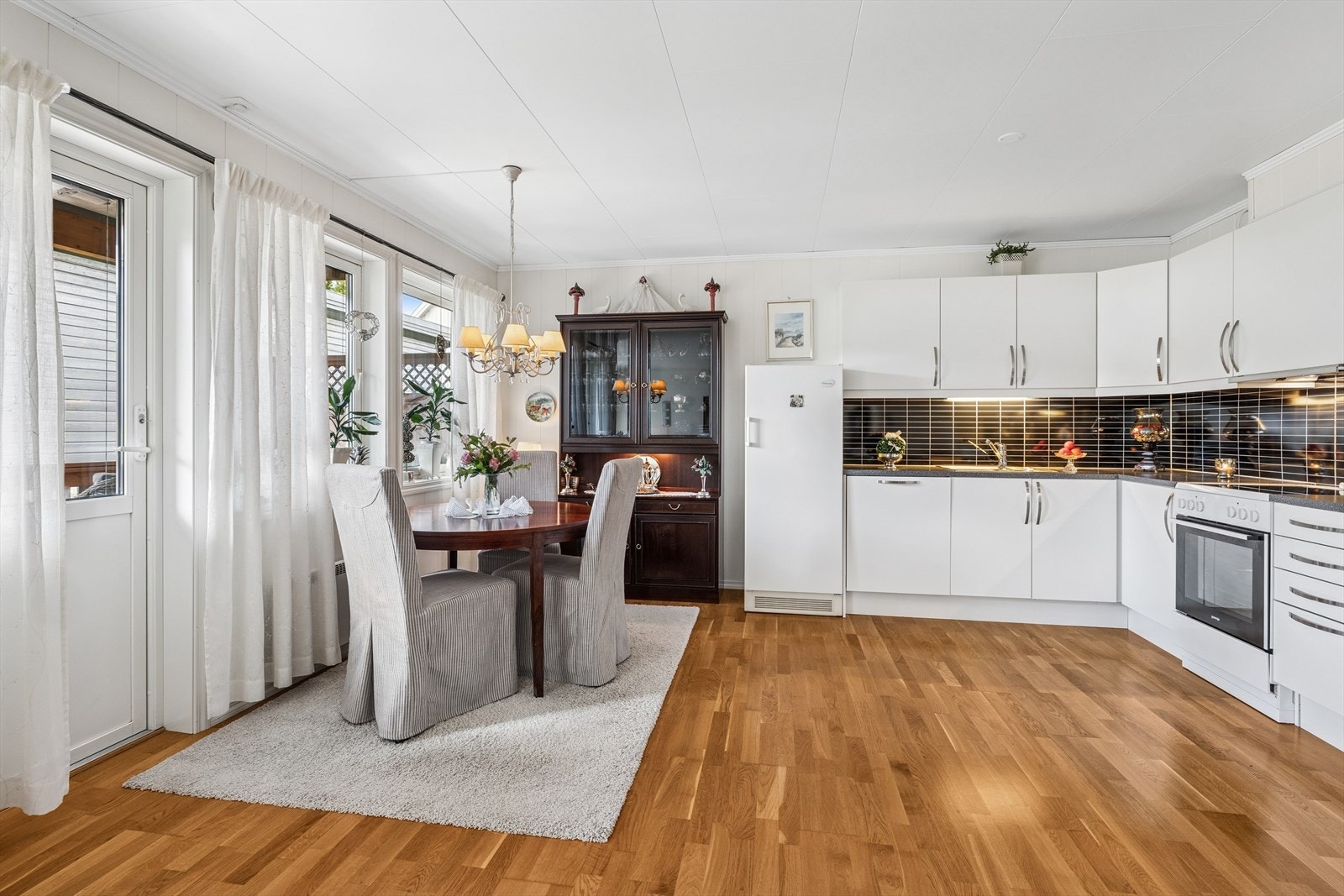 Her er det plass til både vitrineskap og spisebord Galleribilde