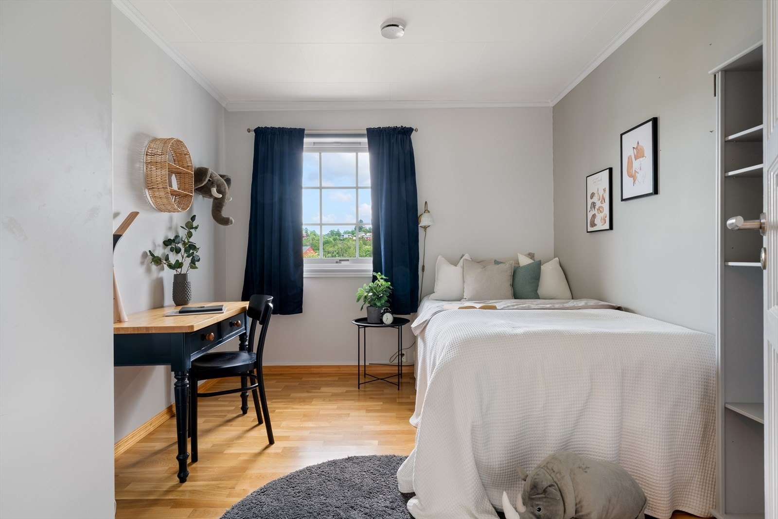 - Det er plass til dobbeltseng, nattbord, garderobe og skrivebord - Galleribilde