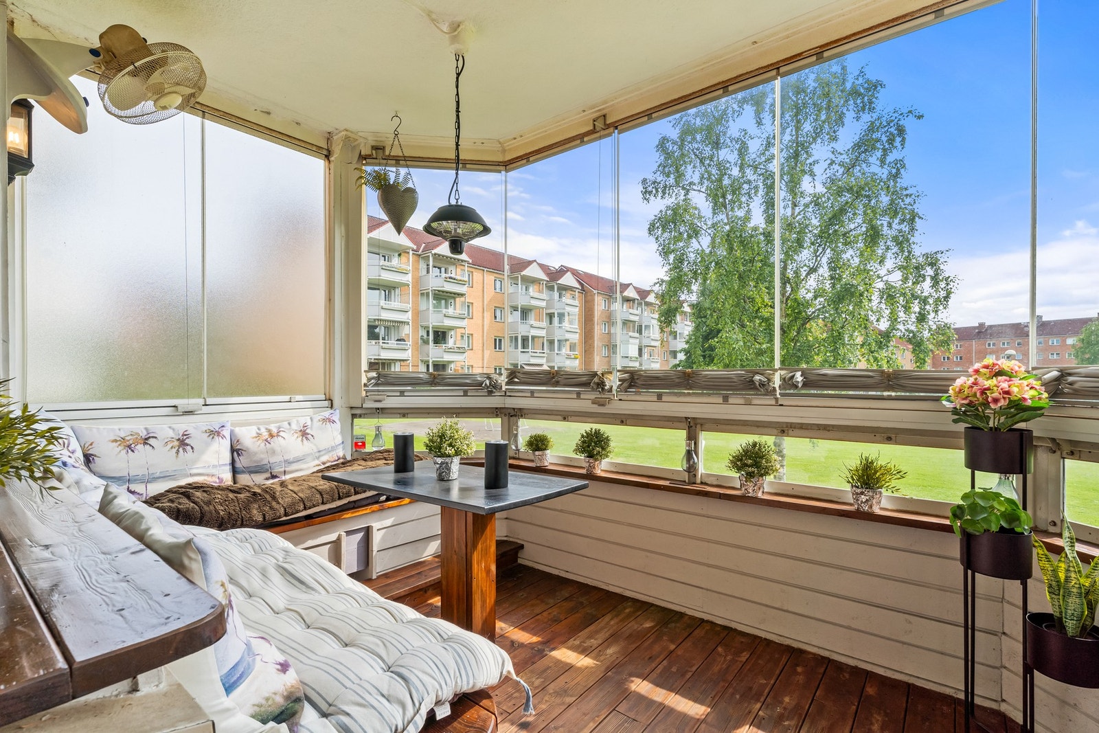 Balkongen er oppført i stål- og betongkonstruksjoner og har terrassebord som gulvdekke, Galleribilde