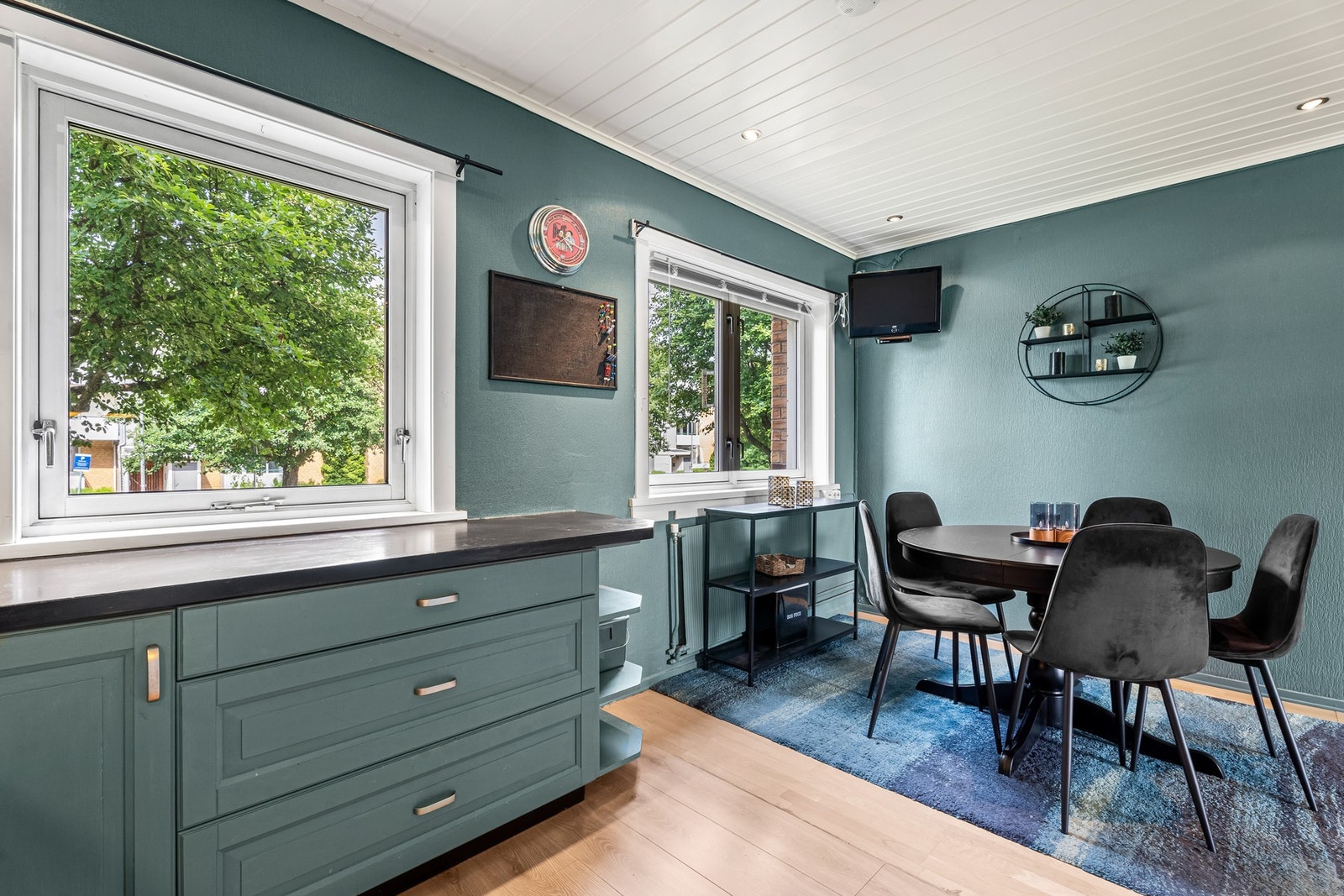 Store vindusflater i begge retninger gjør rommet lyst og trivelig. Galleribilde