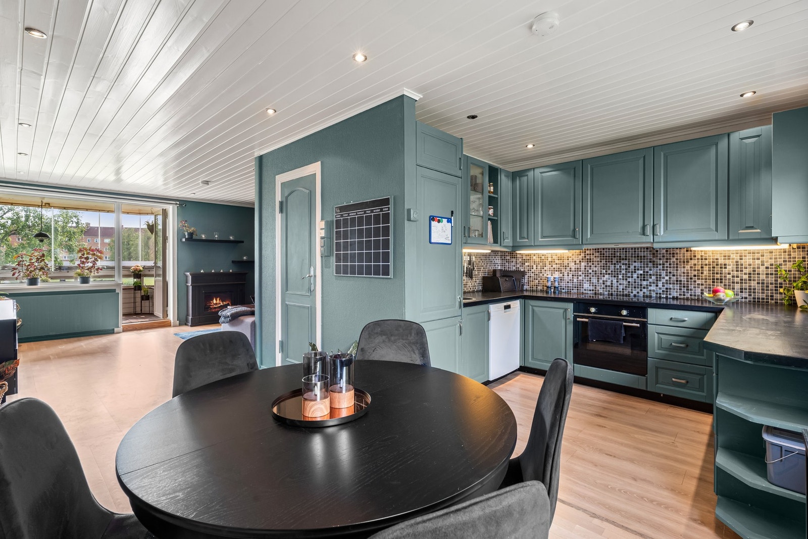 Boligen har en åpen planløsning og kort vei til det meste i hverdagen Galleribilde