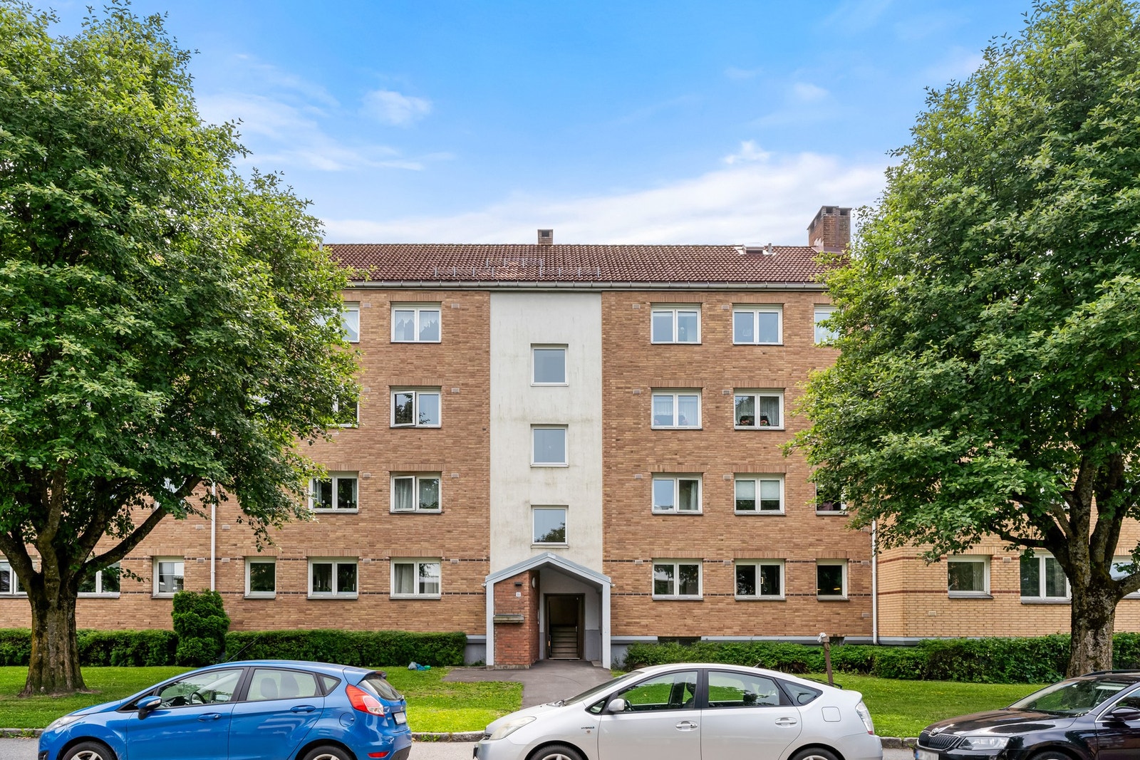 Borettslaget har to garasjelag og merkede parkeringsplasser som tildeles etter venteliste. Det er også gateparkering etter områdets bestemmelser. Det er etablert ladepunkter for elbiler med kapasitet til 158 biler. Galleribilde