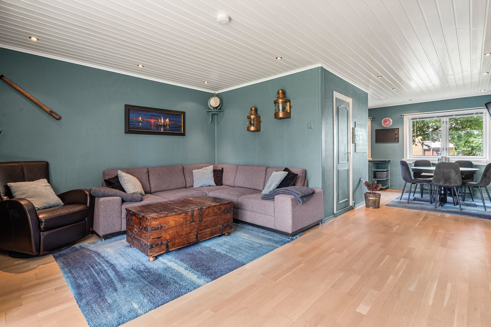 Den åpne løsningen skaper en luftig følelse og gir gode muligheter for å innrede etter behov Galleribilde