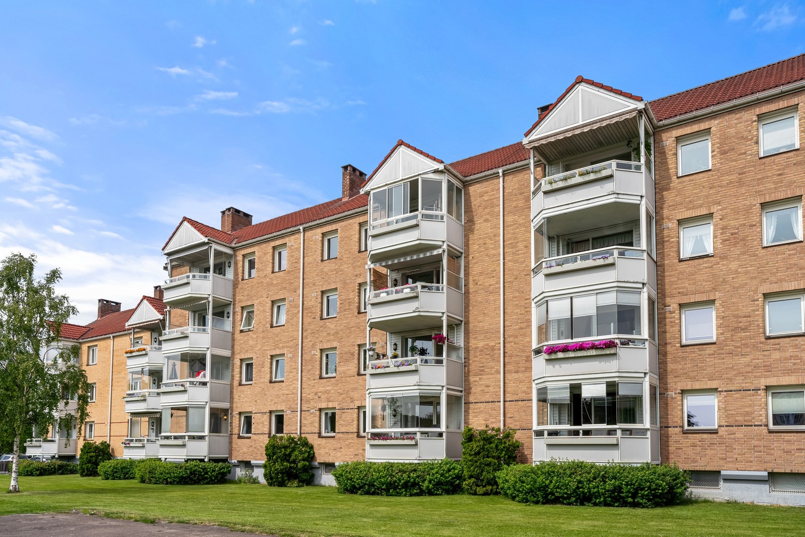 Boligen ligger i høy 1. etasje. Fellesområdene er pent opparbeidet med gressplener, lekeapparater, sittegrupper og variert vegetasjon Galleribilde