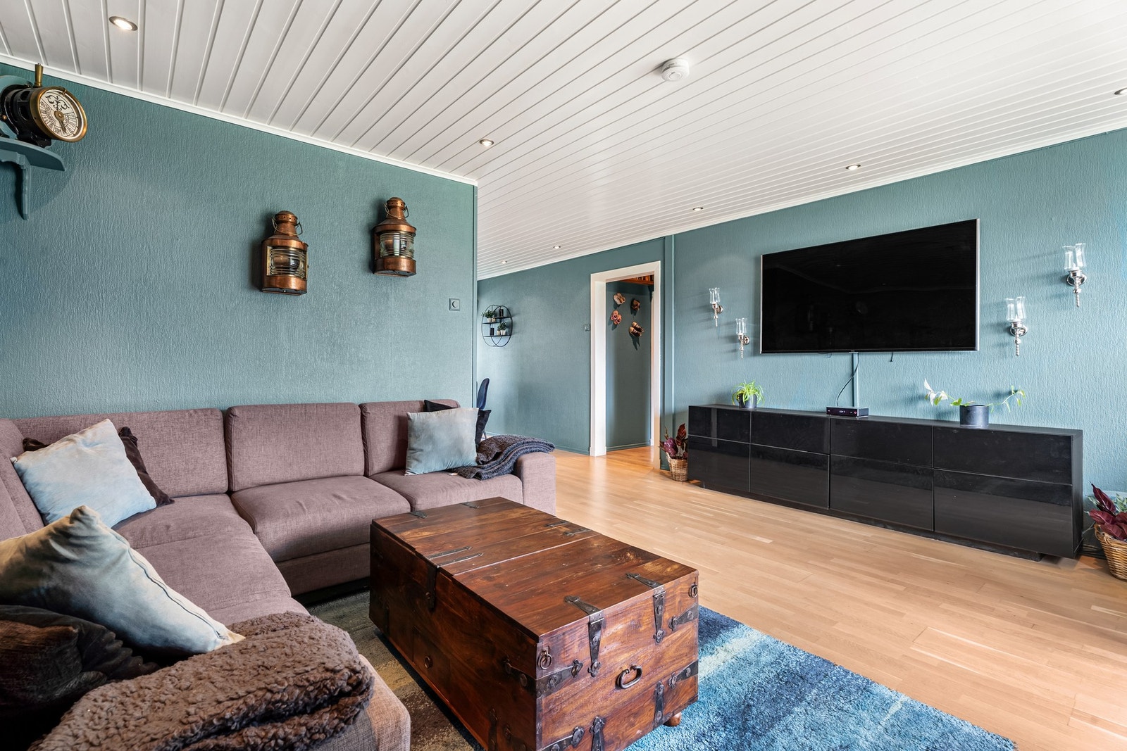 Stuen har et praktisk oppsett med 3-stavs parkett på gulvet og romslig utforming Galleribilde